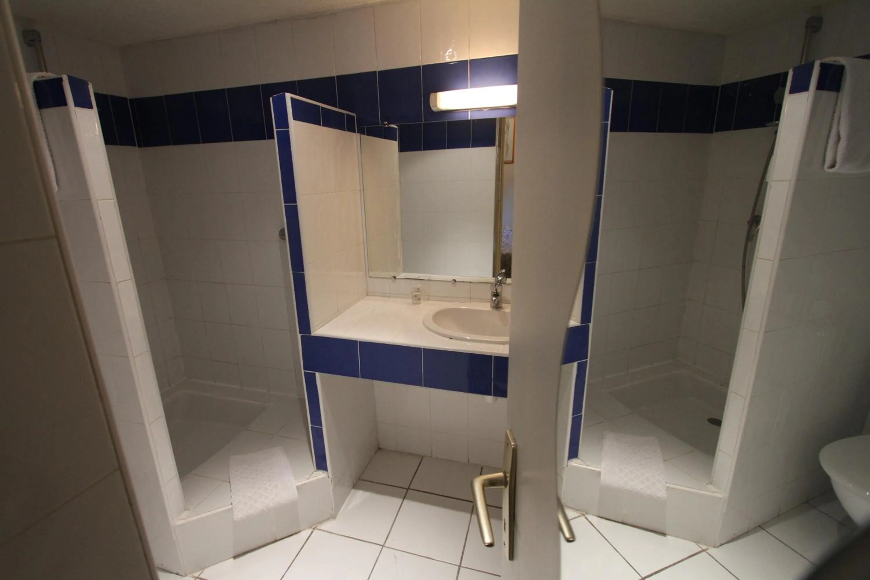 Shower in Le Provençal