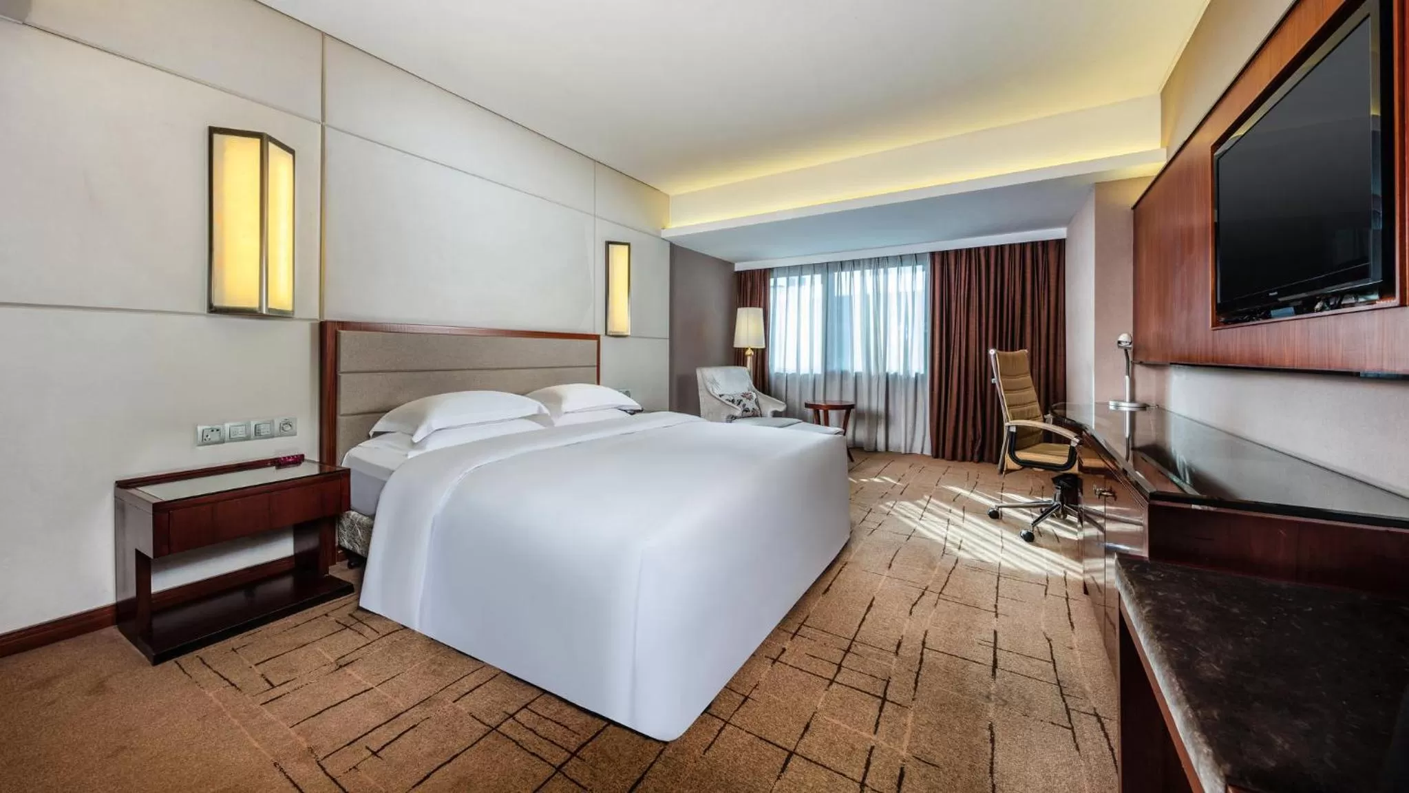 Photo of the whole room, Bed in Crowne Plaza Foshan by IHG