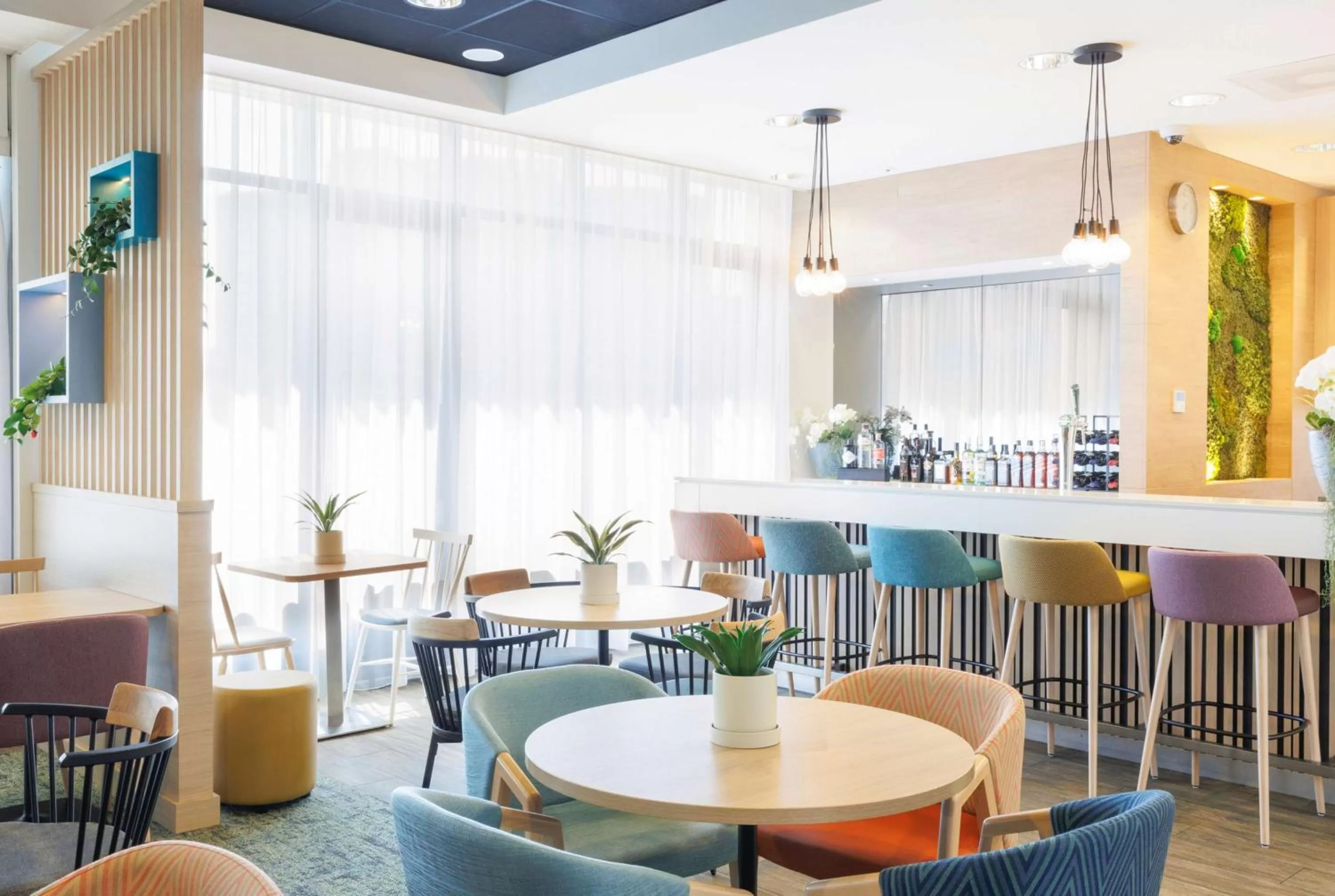 Lounge or bar in Hampton by Hilton Amsterdam Airport Schiphol