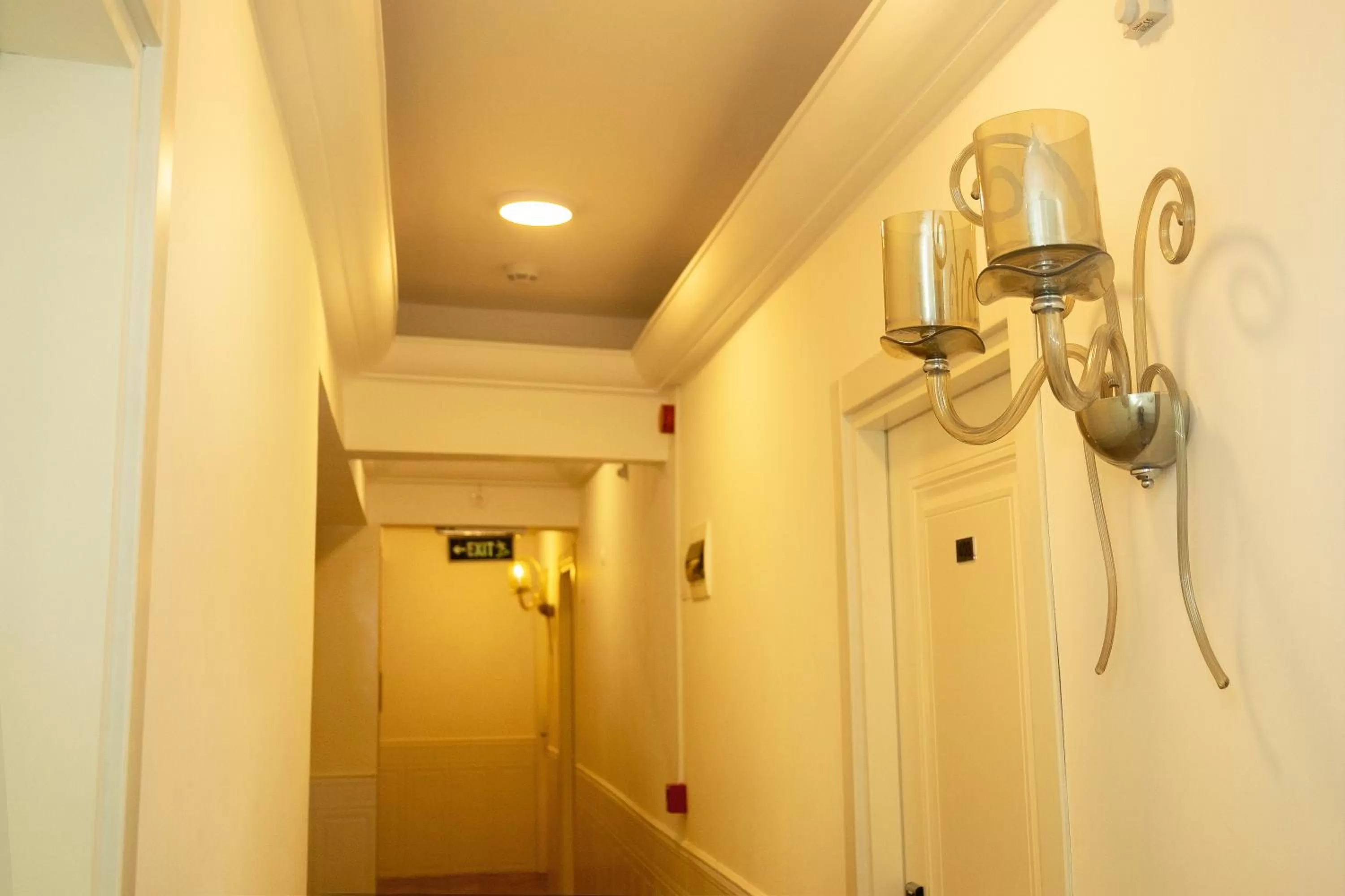 wardrobe in Pearl Hotel İstanbul