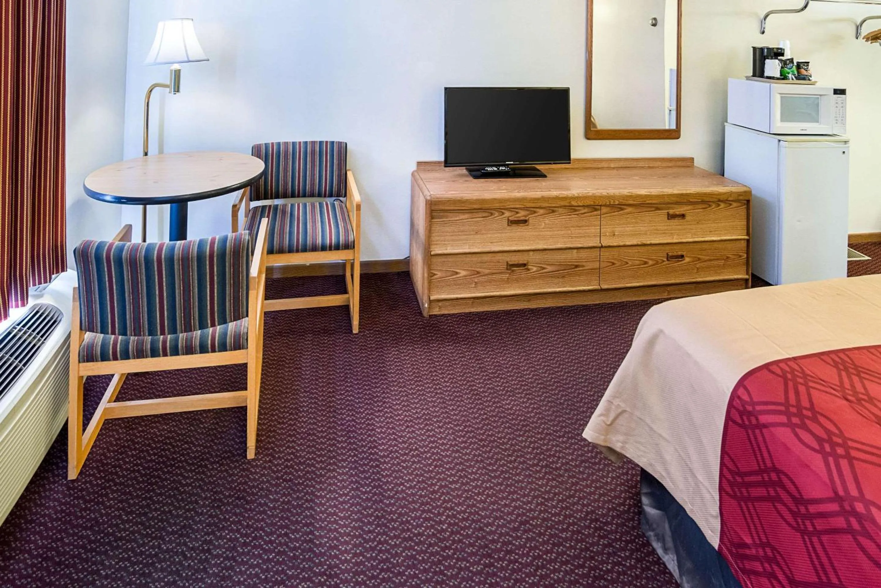 Photo of the whole room, Bed in Rodeway Inn & Suites Austin I-90