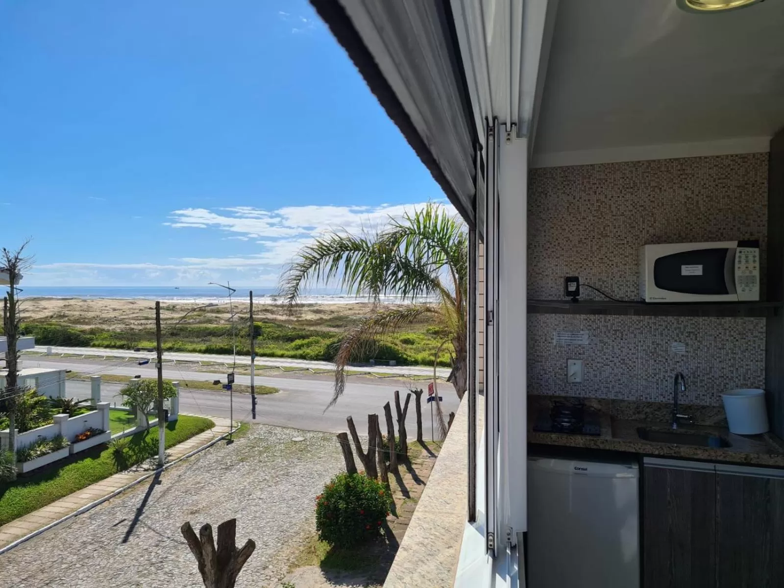 Quarto triplo superior mini cozinha para lanches vista lateral do mar in Hotel Jardim do Mar