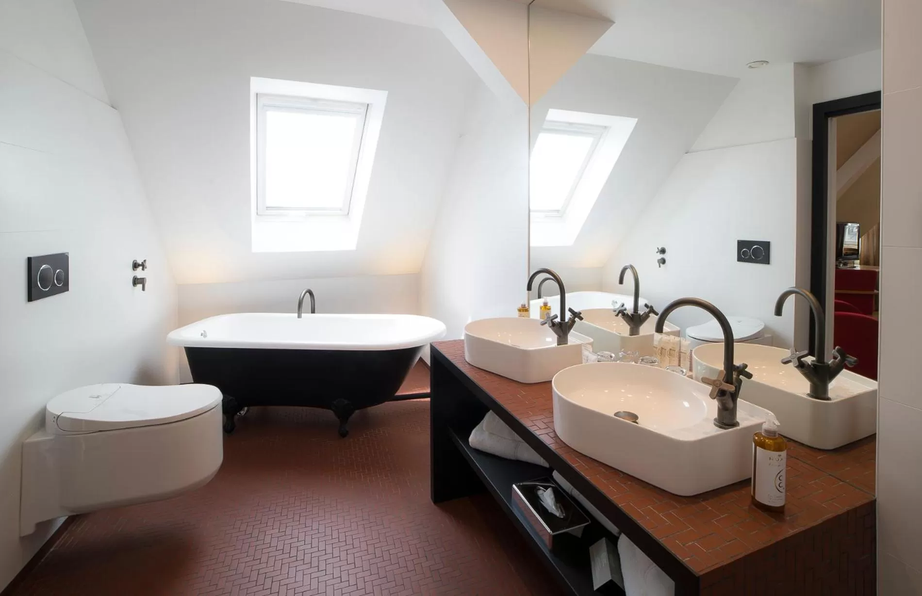 Bathroom in HANNONG Hotel & Wine Bar