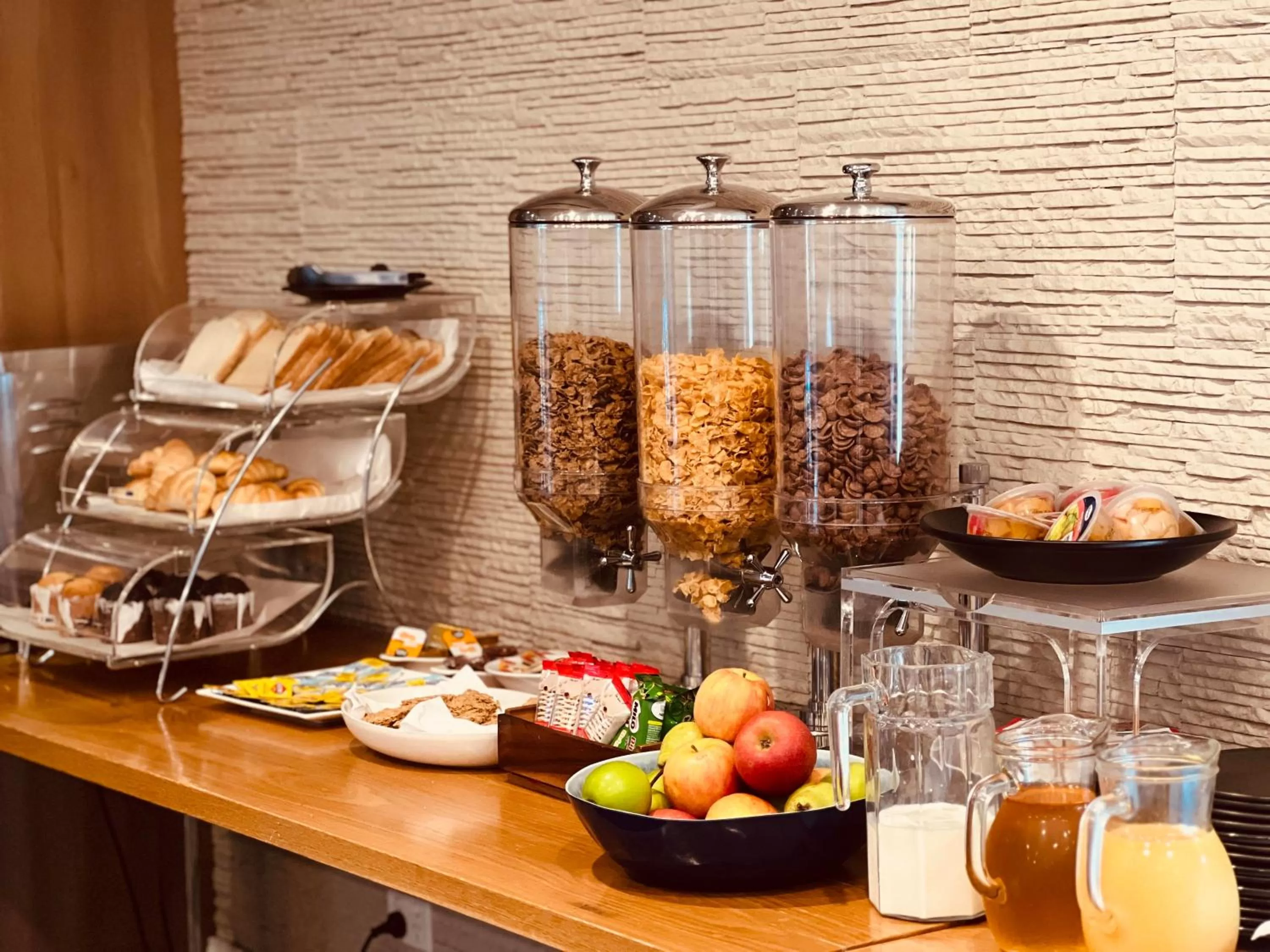 Food and drinks in The Waverley International Hotel