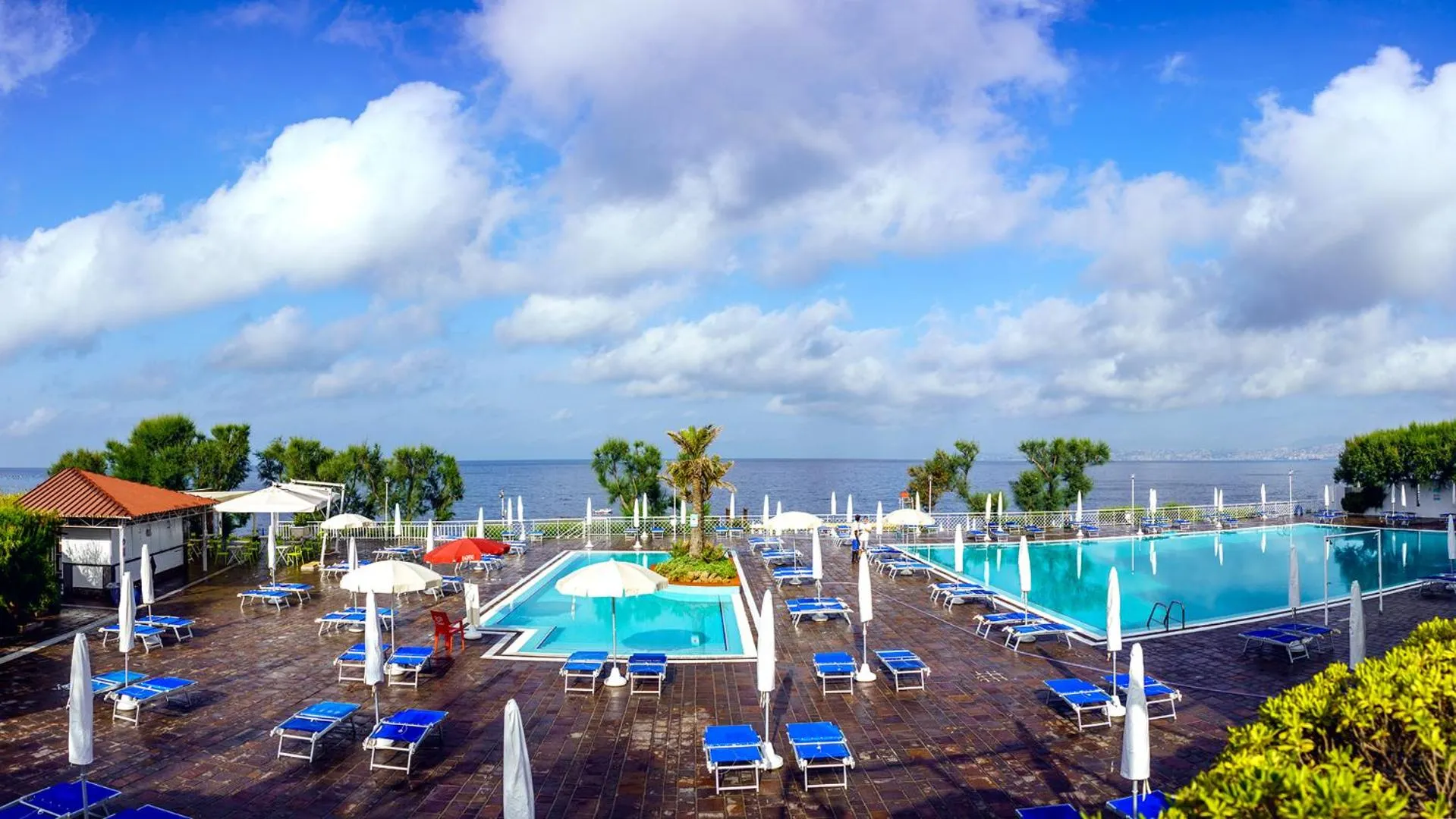 Swimming pool in Puntaquattroventi