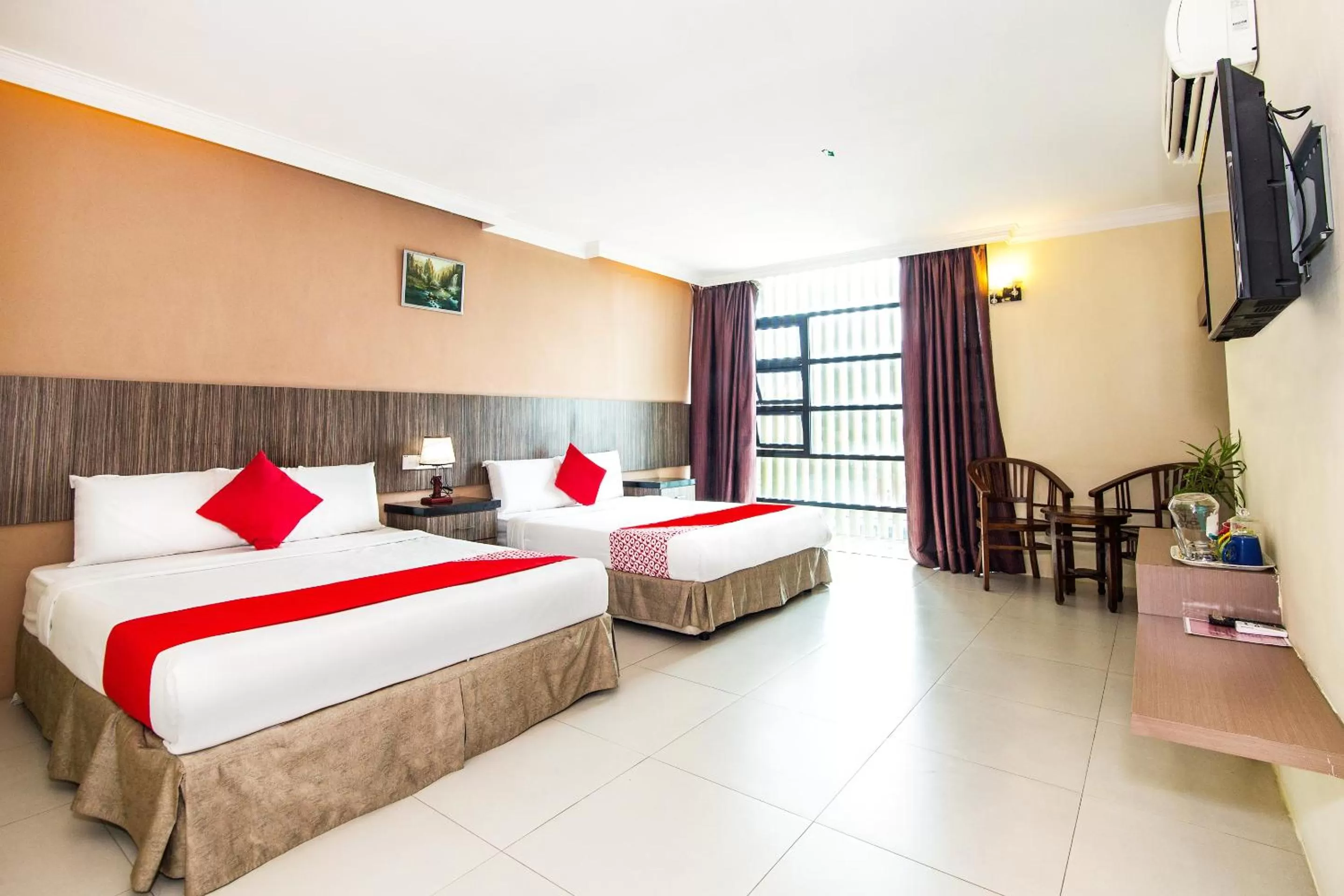 Bedroom in Crystal City Hotel