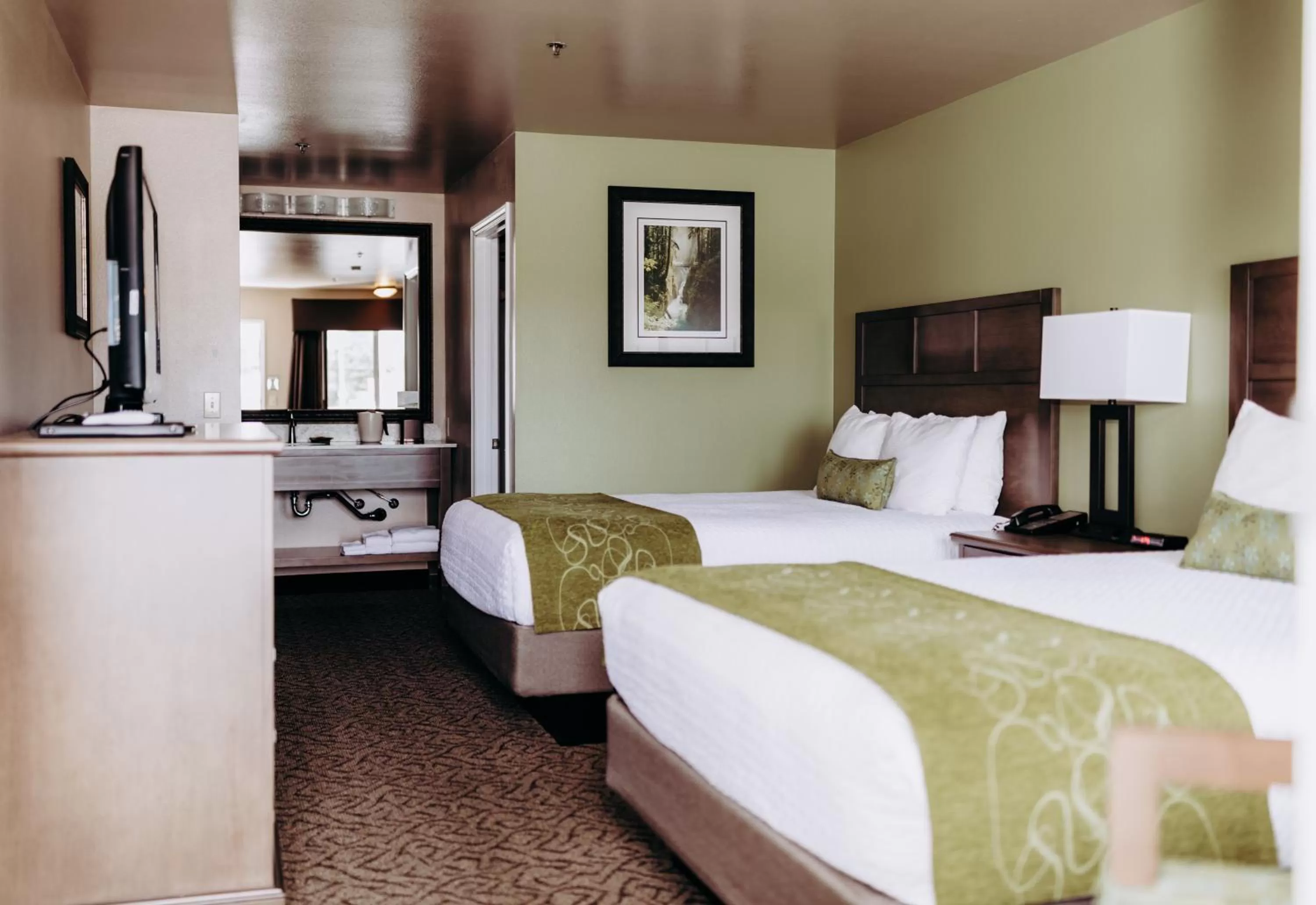 Bed in Pacific Inn Motel