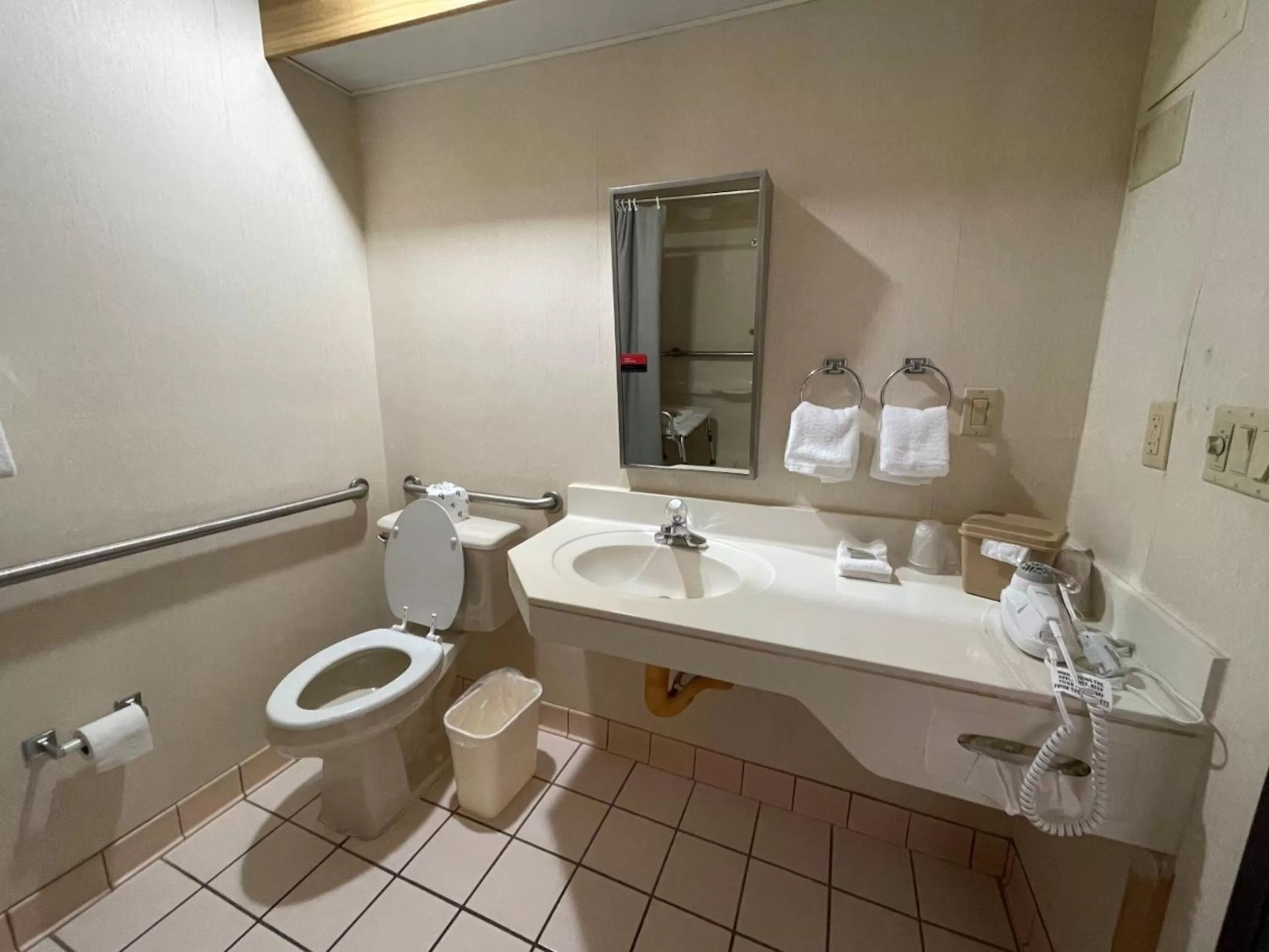 Bathroom in Red Roof Inn Branson