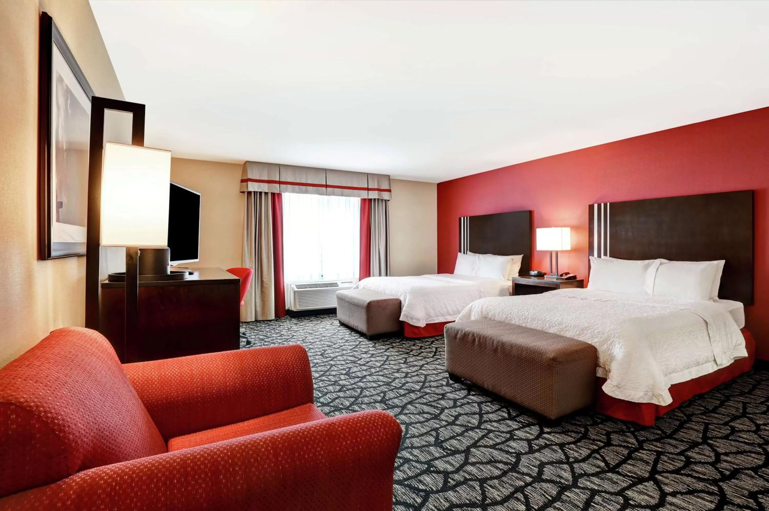Bedroom, Bed in Hampton Inn by Hilton Chilliwack
