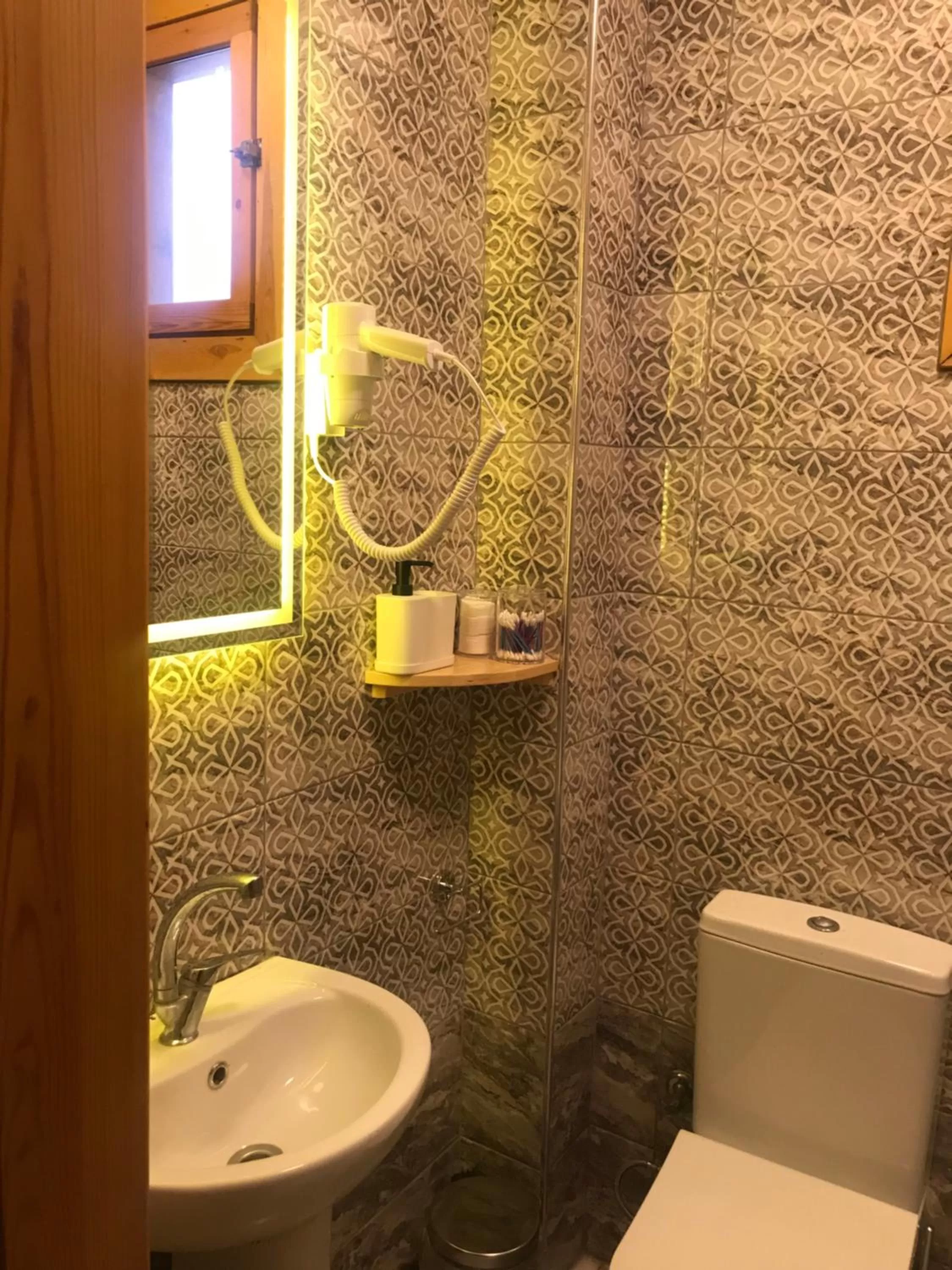 Shower in Green Mansion