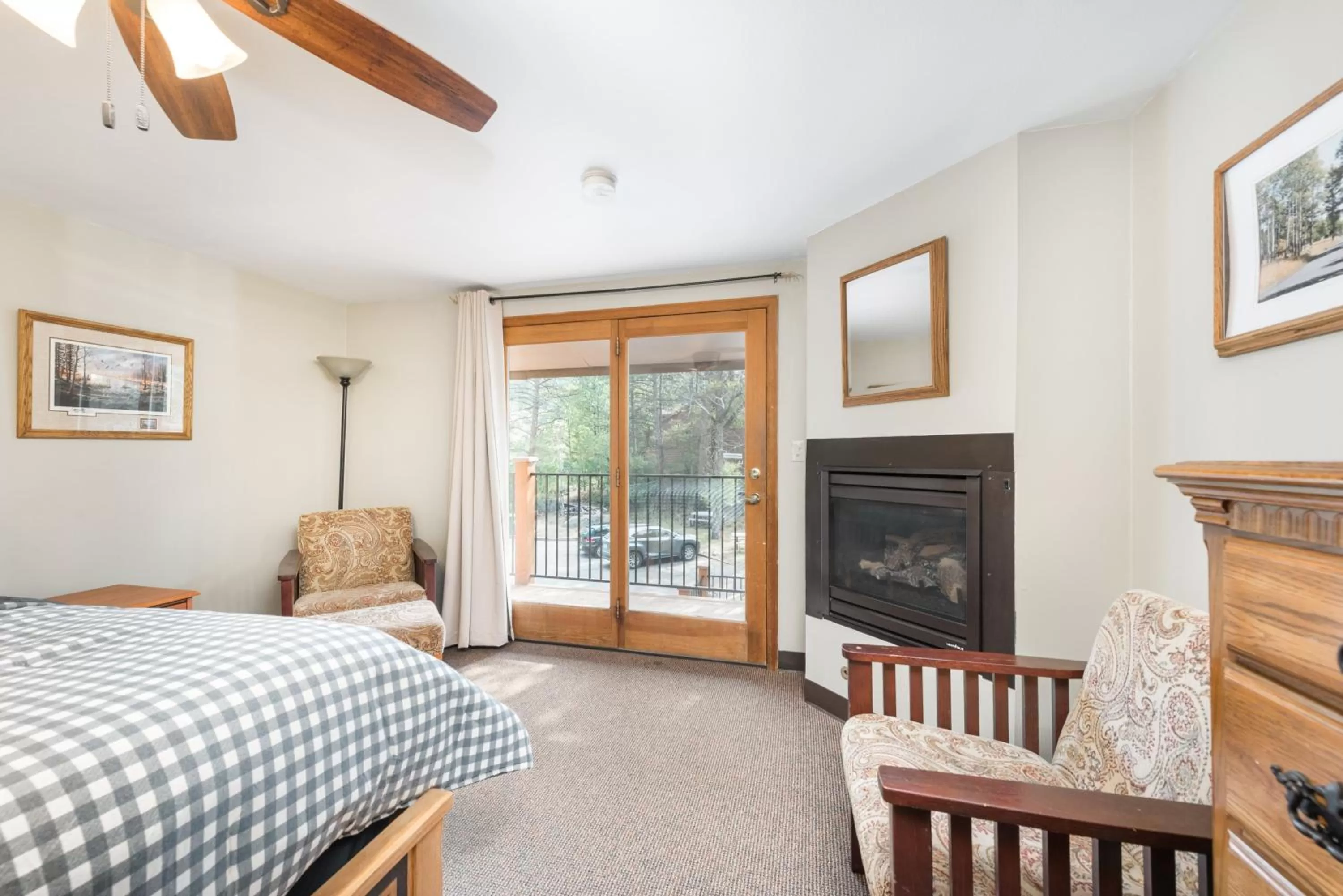 Bed in 4 Seasons Inn on Fall River