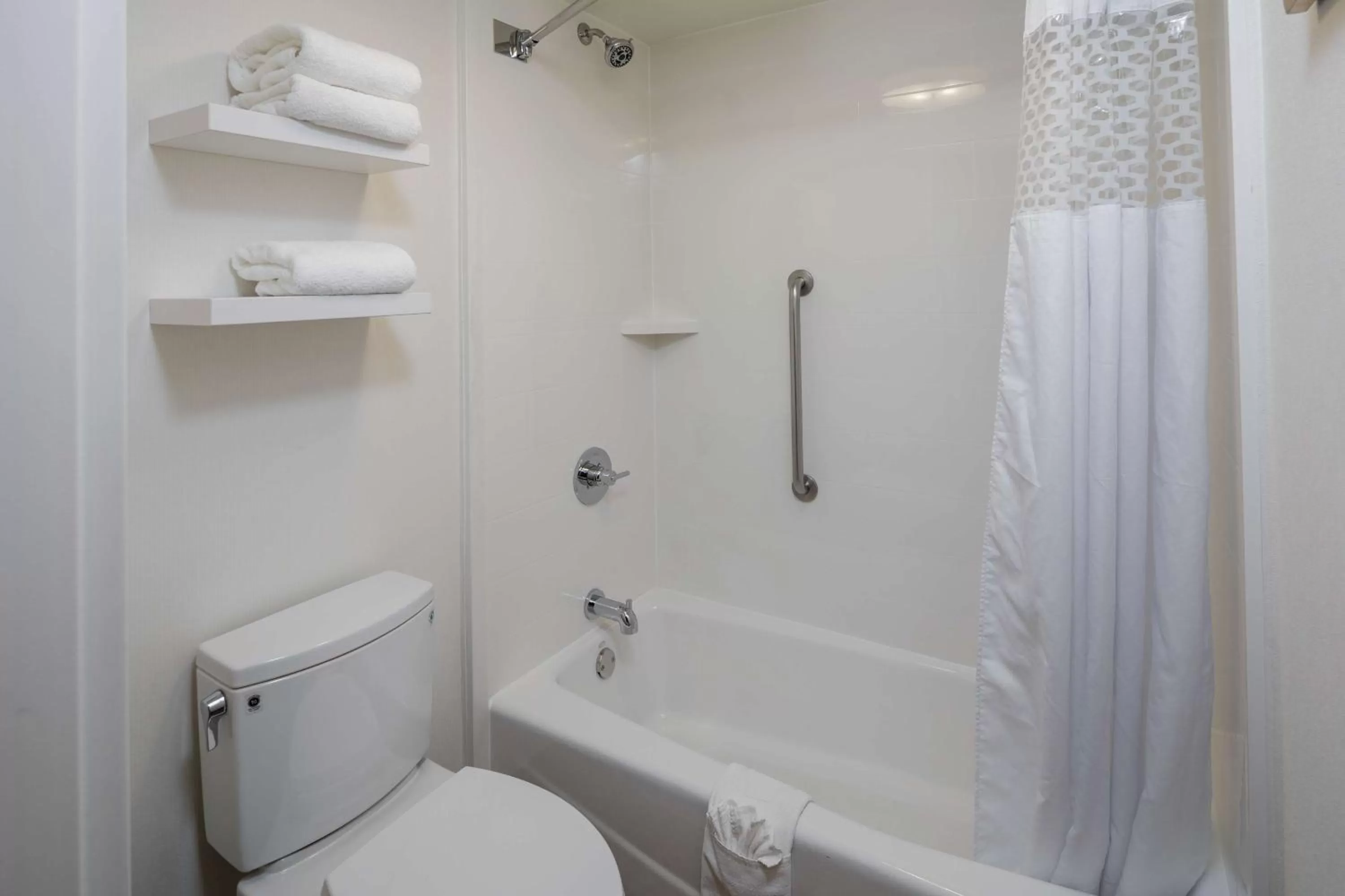 Bathroom in Hampton Inn San Francisco Airport