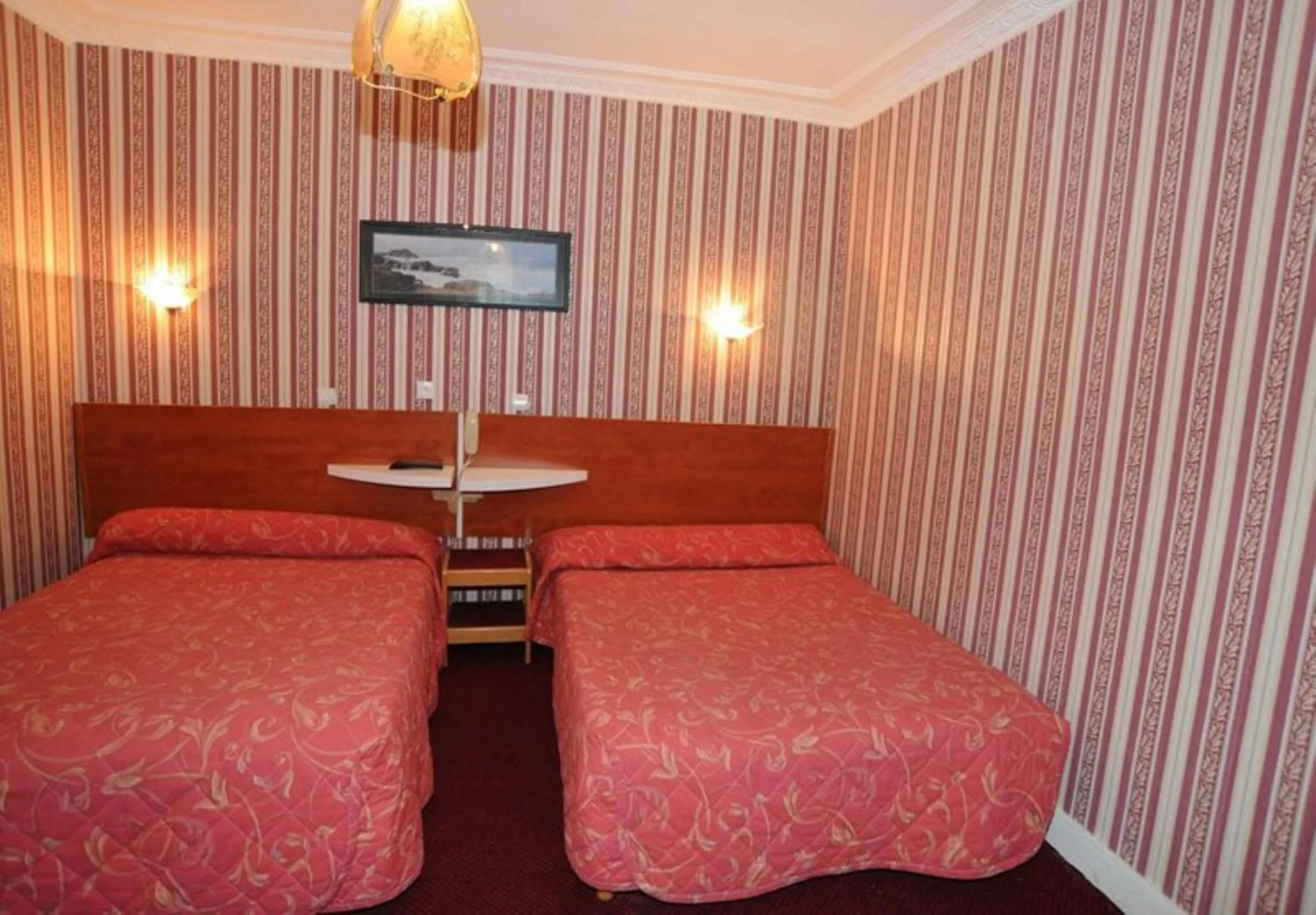 Photo of the whole room, Bed in Sully Hôtel