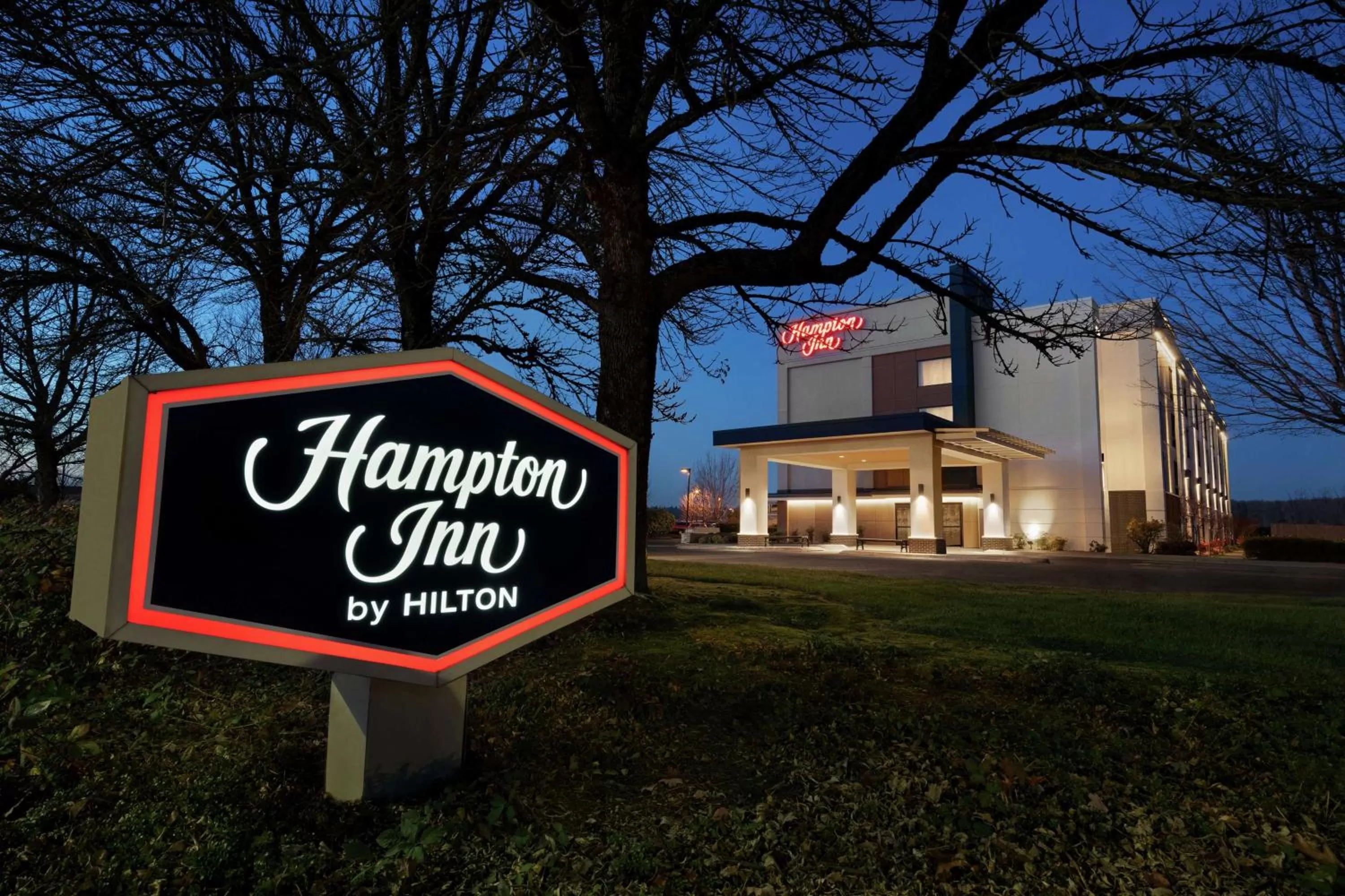 Property building in Hampton Inn Portland Airport