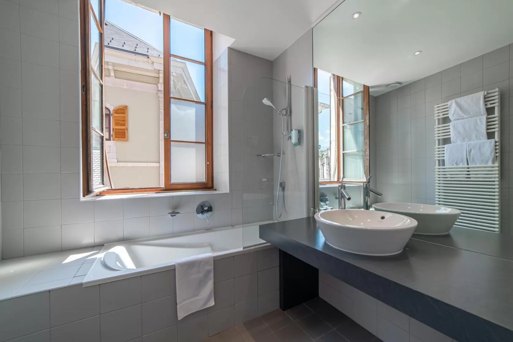 Bathroom in Hôtel du Palais de l'Isle