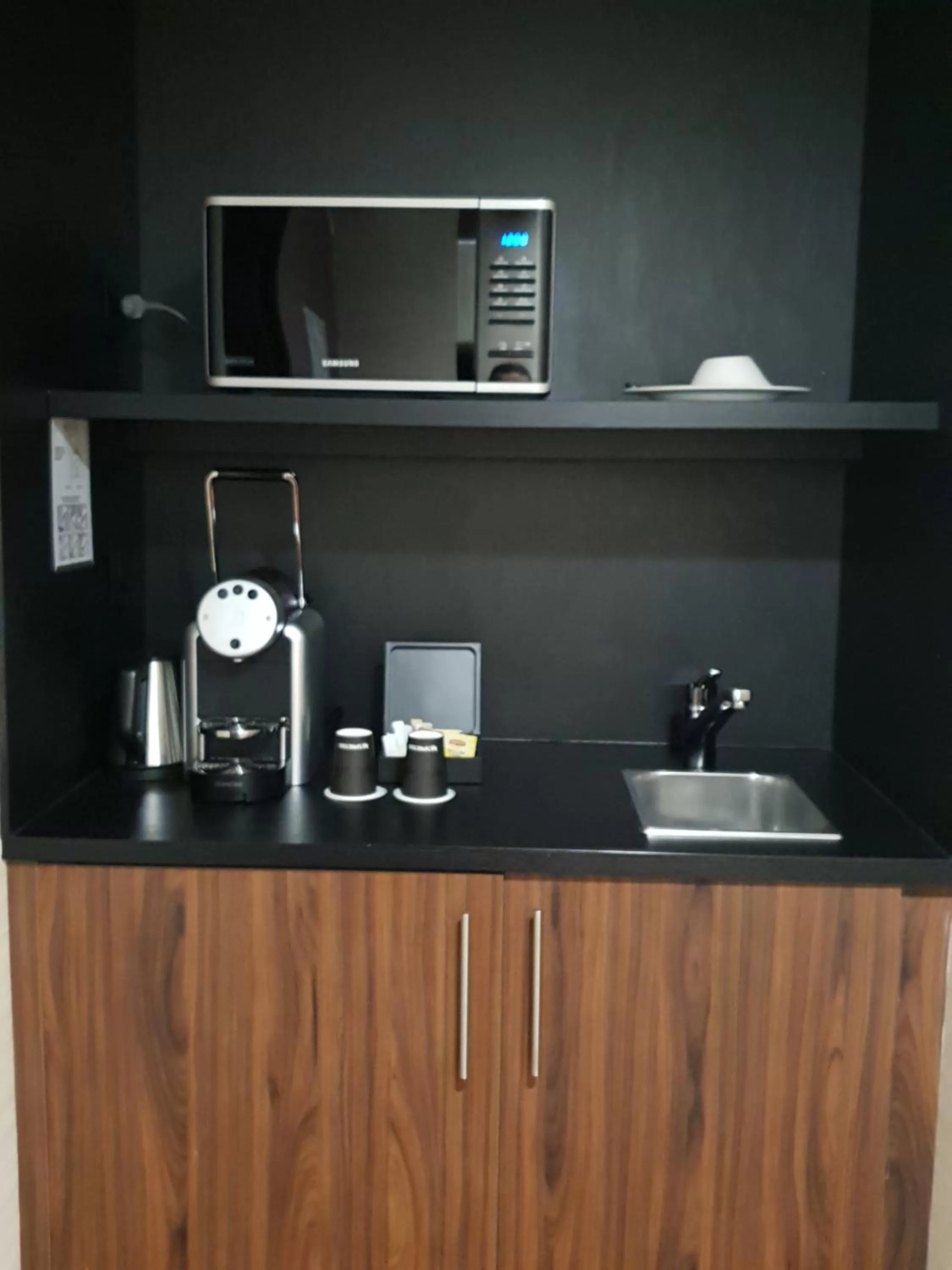 Kitchen or kitchenette in Nash Suites Airport Hotel