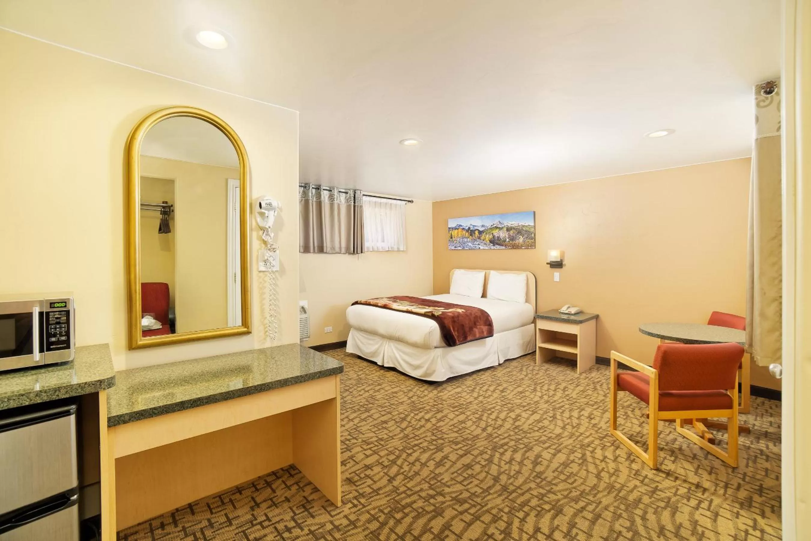 Photo of the whole room, Bed in Glenwood Springs Inn