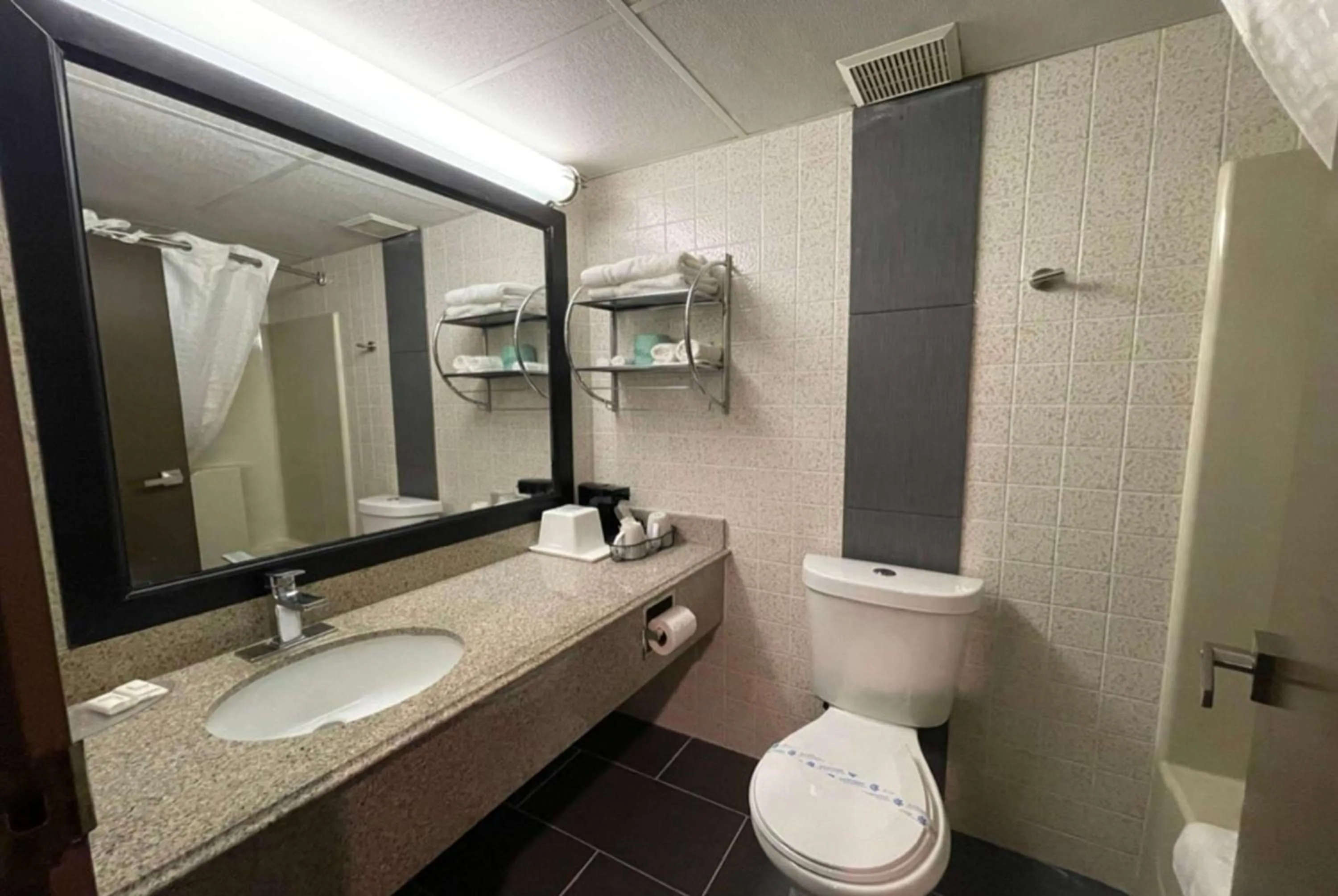 TV and multimedia in Wingate by Wyndham Lake George