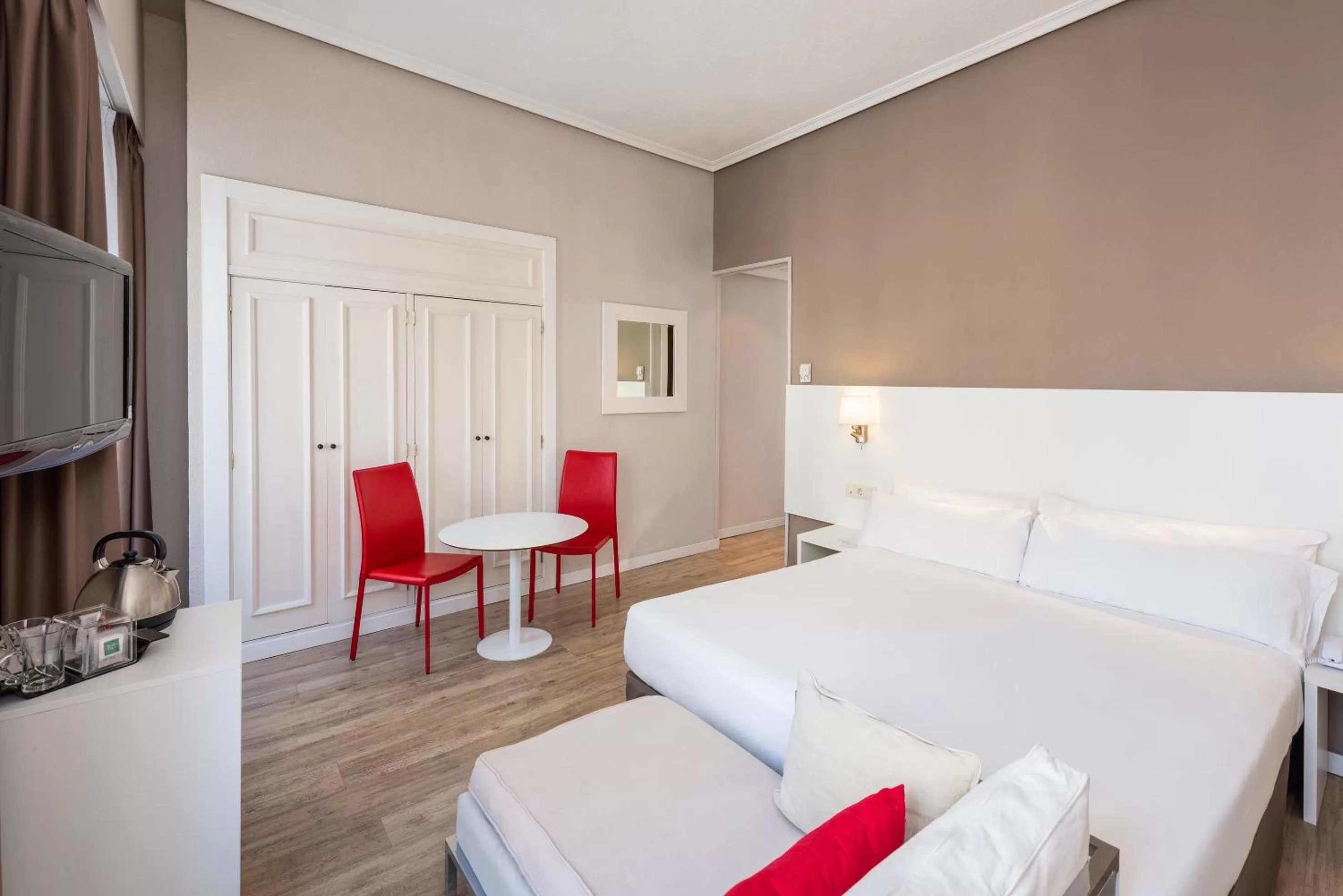 Photo of the whole room in Hotel Madrid Gran Via 25, Affiliated by Meliá