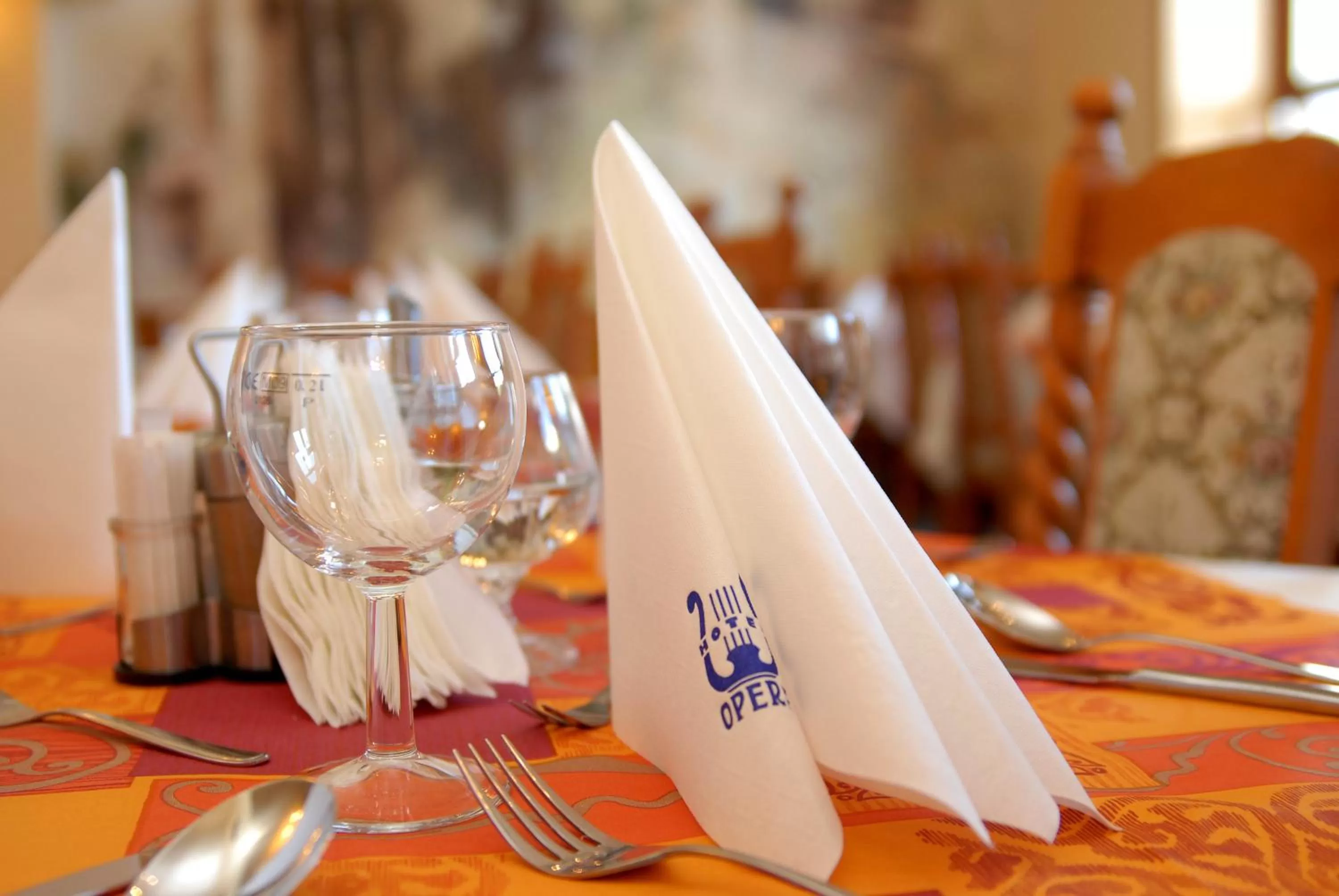 Restaurant/places to eat in Hotel Opera