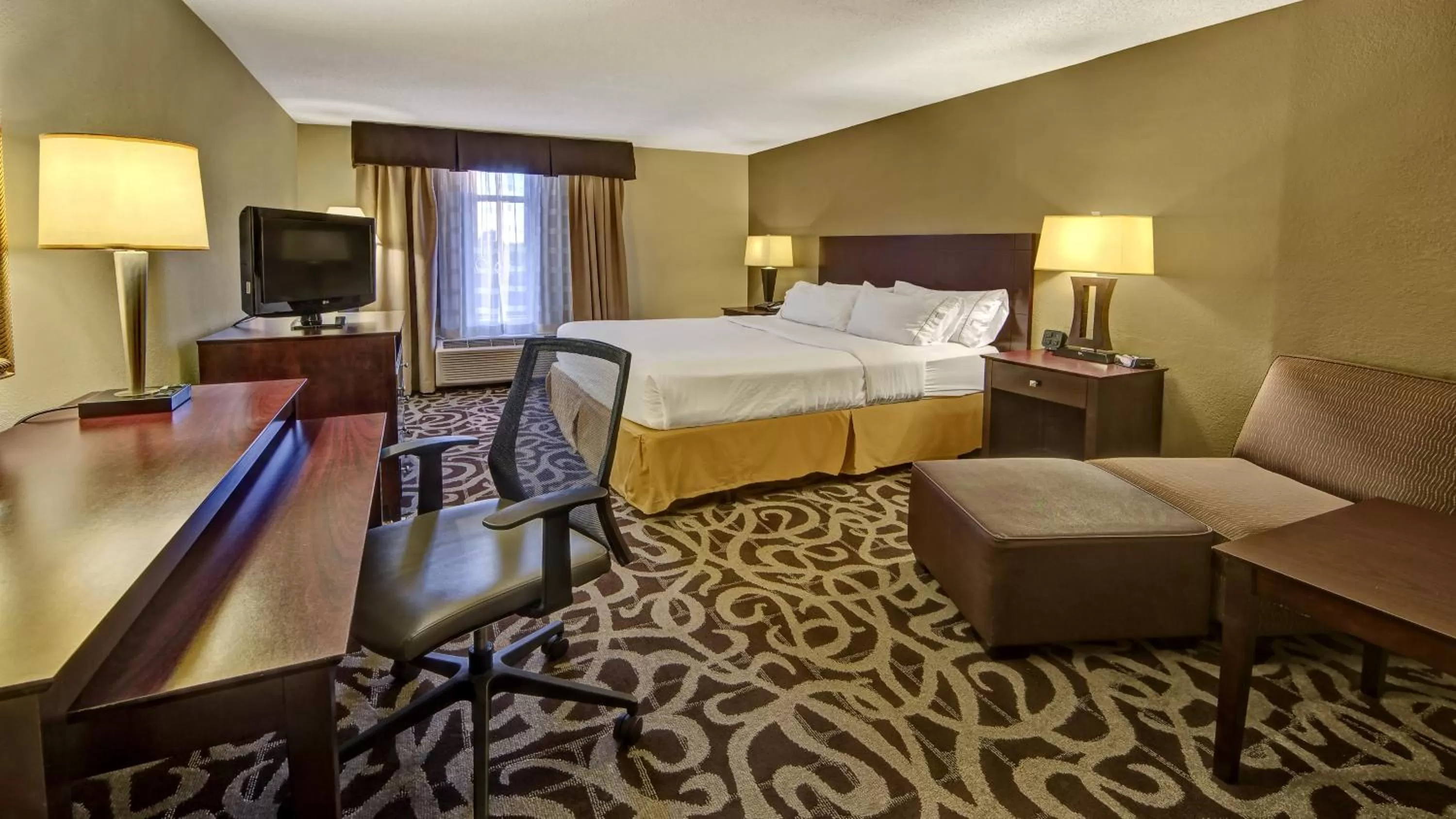 Photo of the whole room, Bed in Murfreesboro Central Hotel