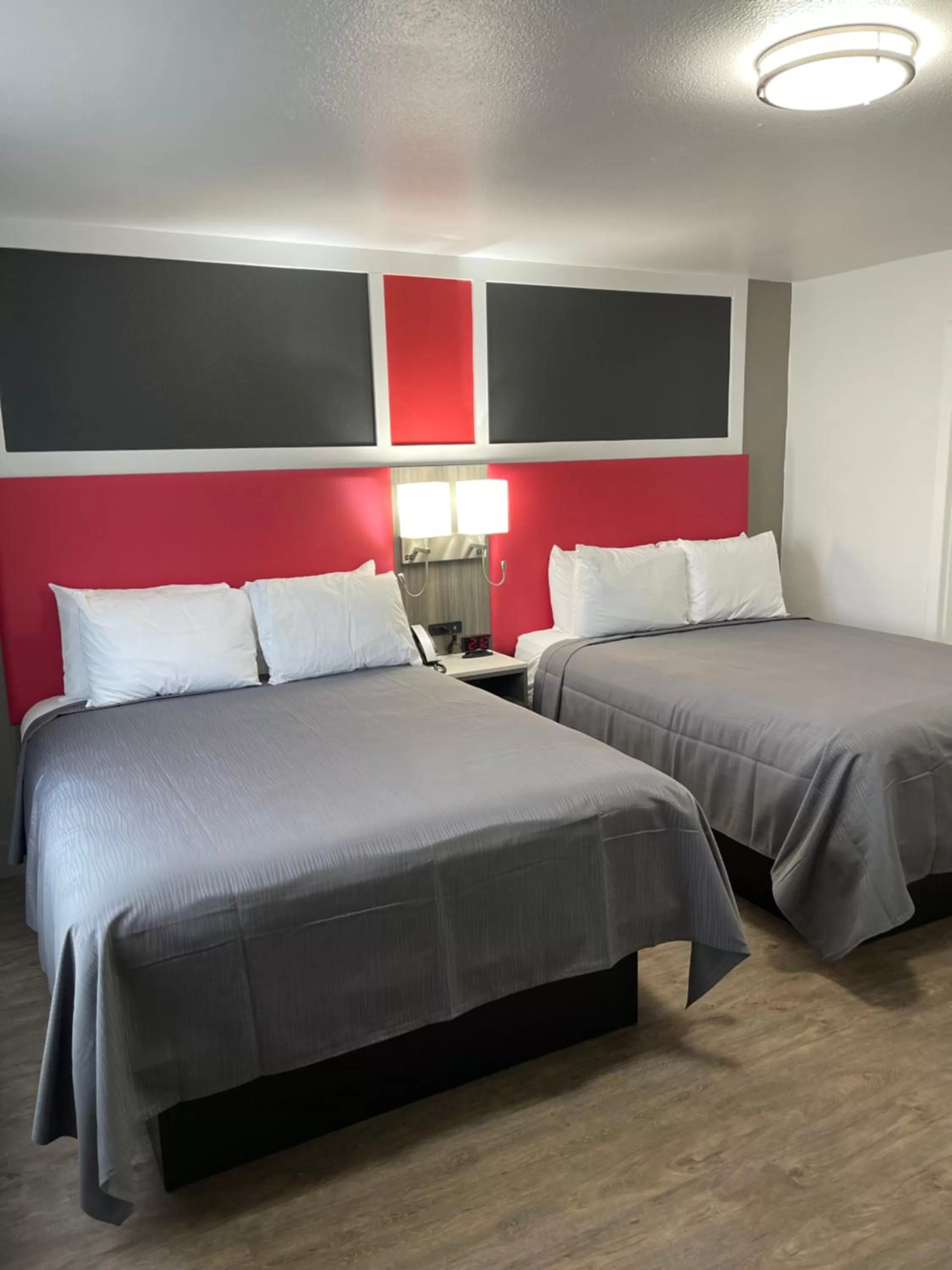 Bed in Seven Seas Inn & Suites