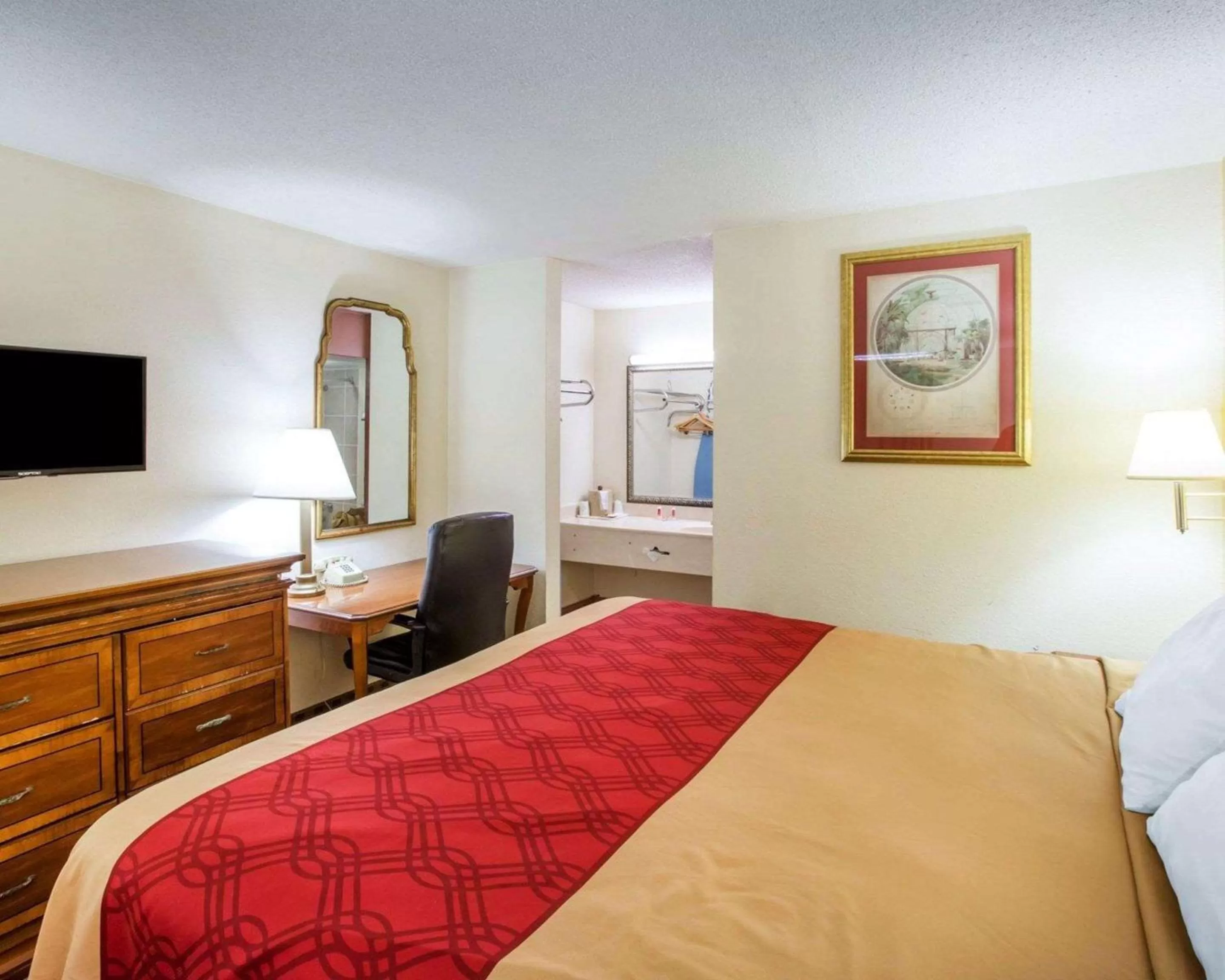 Queen Room with Two Queen Beds - Smoking in Econo Lodge Inn & Suites Macon West