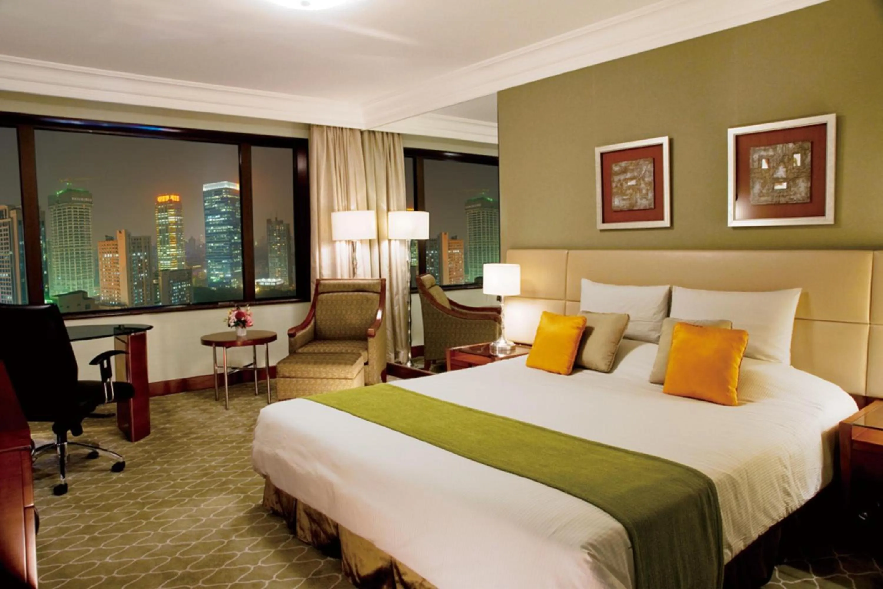 Photo of the whole room, Bed in Okura Garden Hotel Shanghai