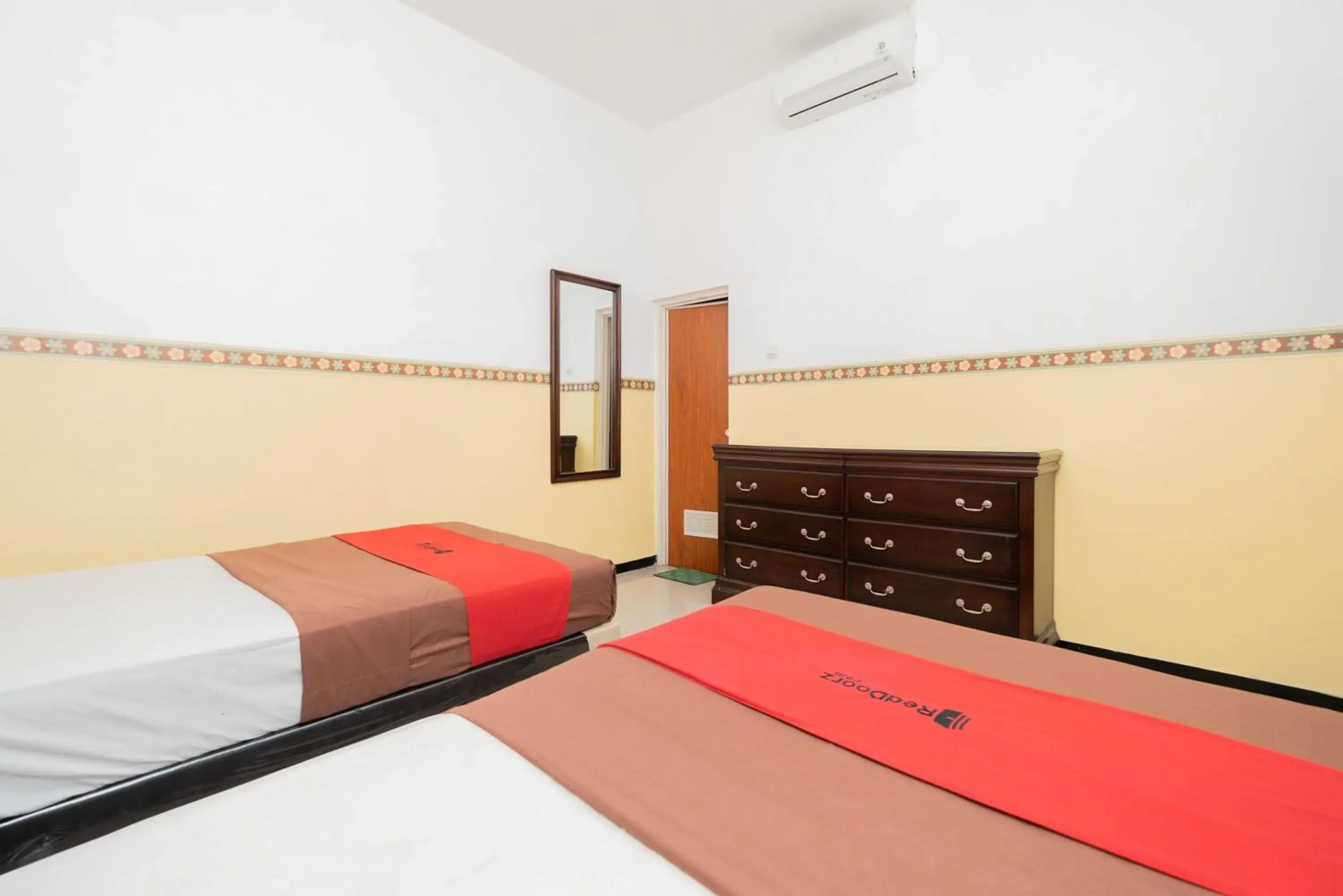 Standard Twin Room in RedDoorz near Taman Krida Budaya Malang Standard Twin Room in RedDoorz near Taman Krida Budaya Malang