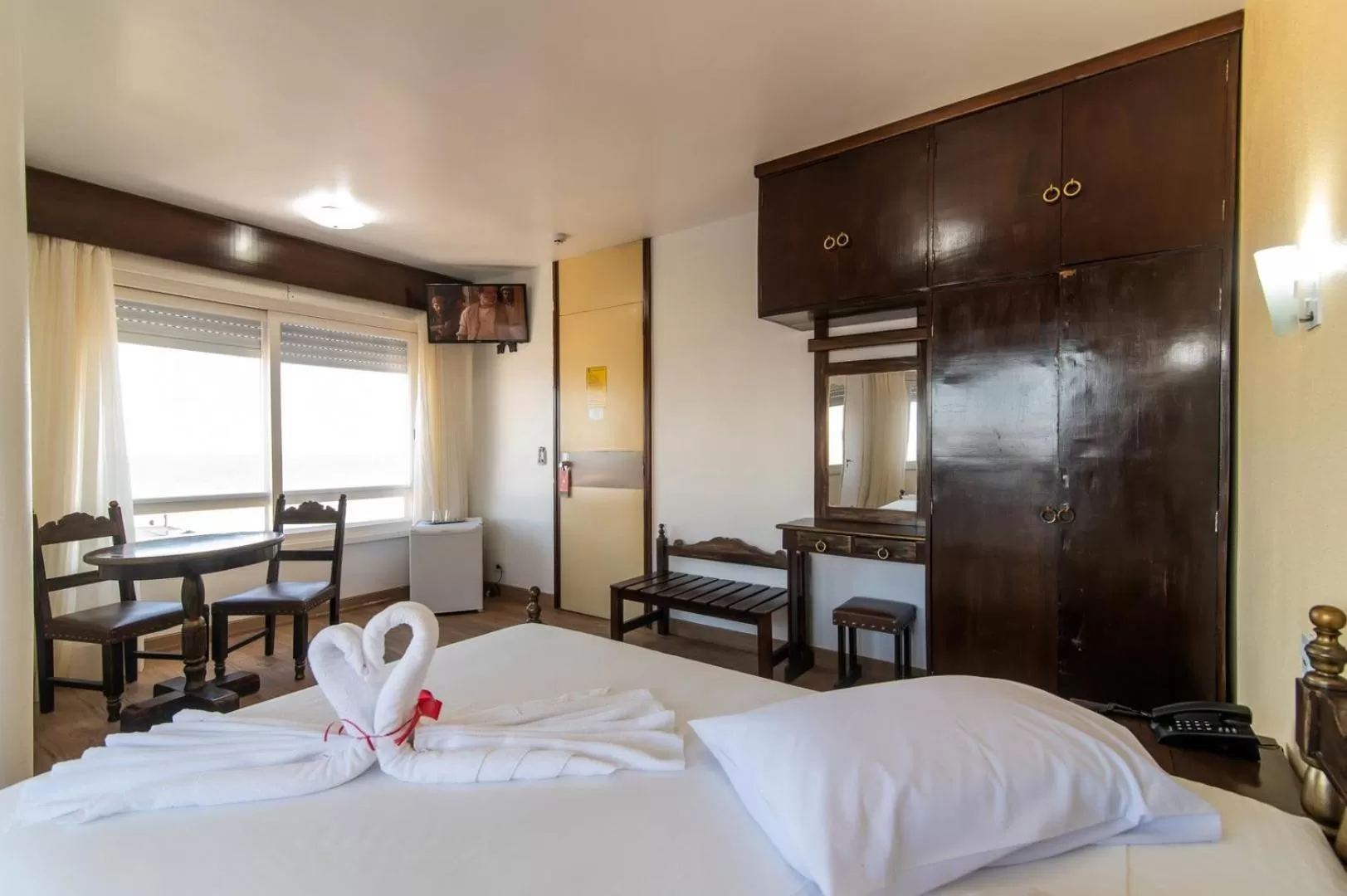 Bed, TV/Entertainment Center in Farol Hotel