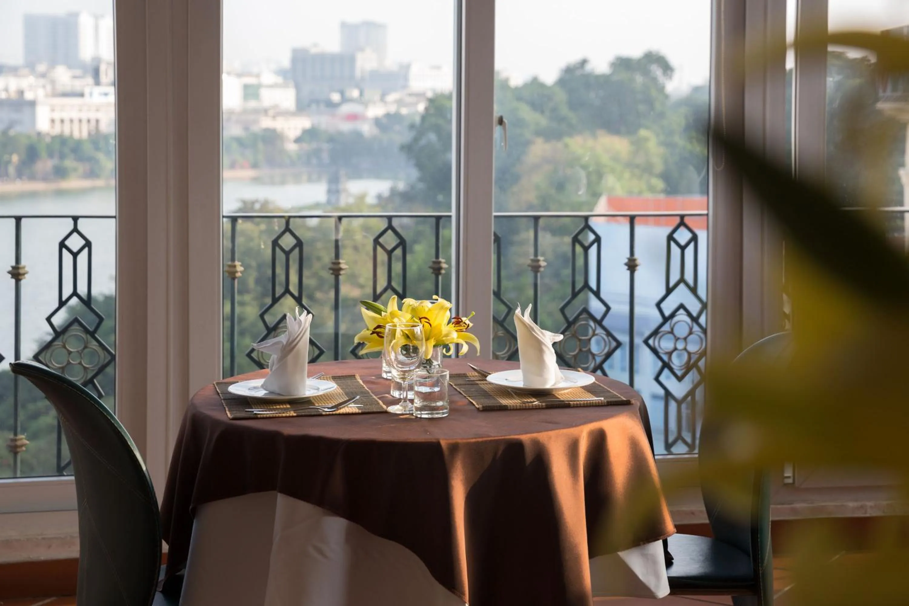 Food and drinks in Lakeside Palace Hotel