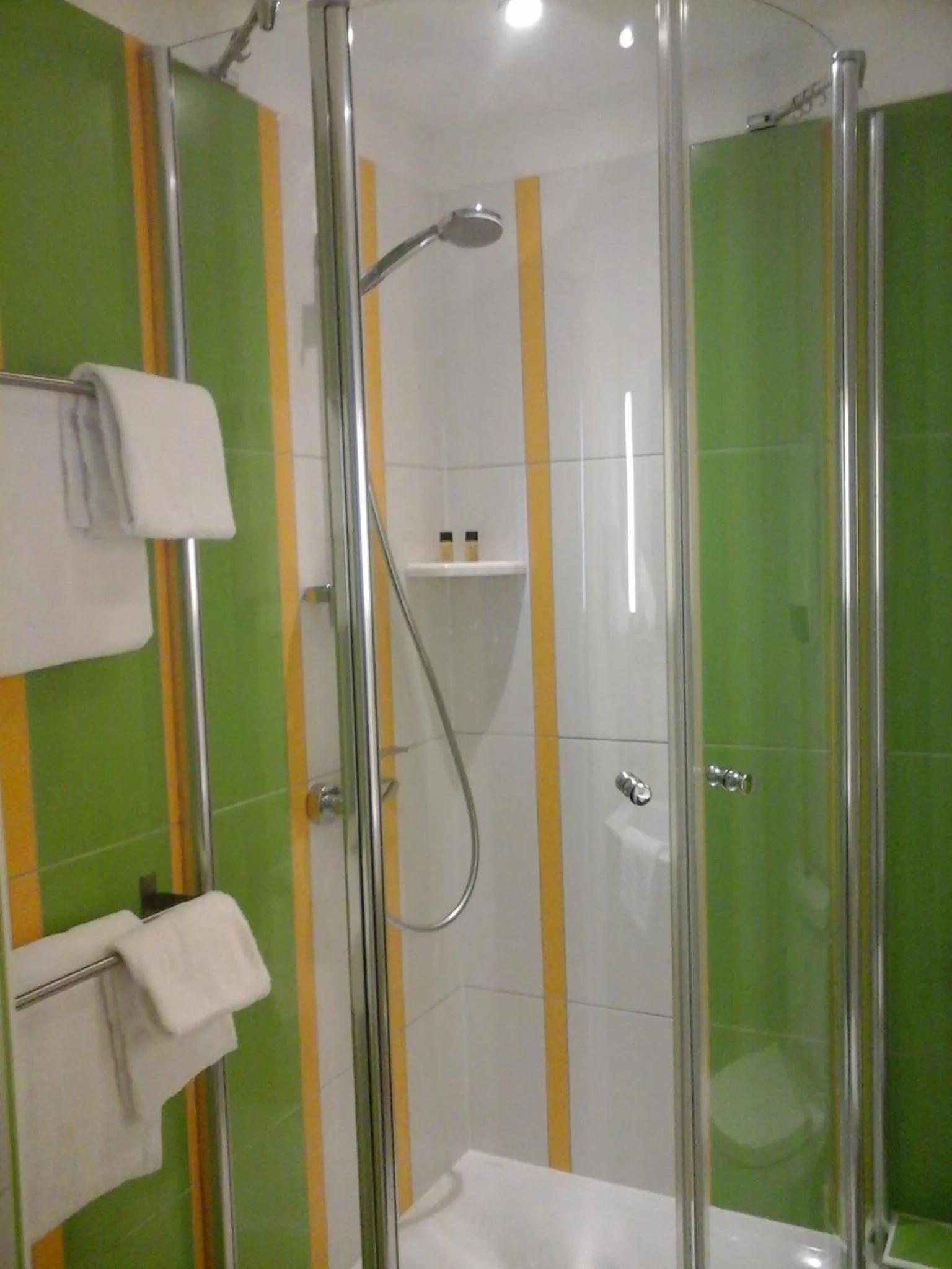 Shower in Hôtel Carmin