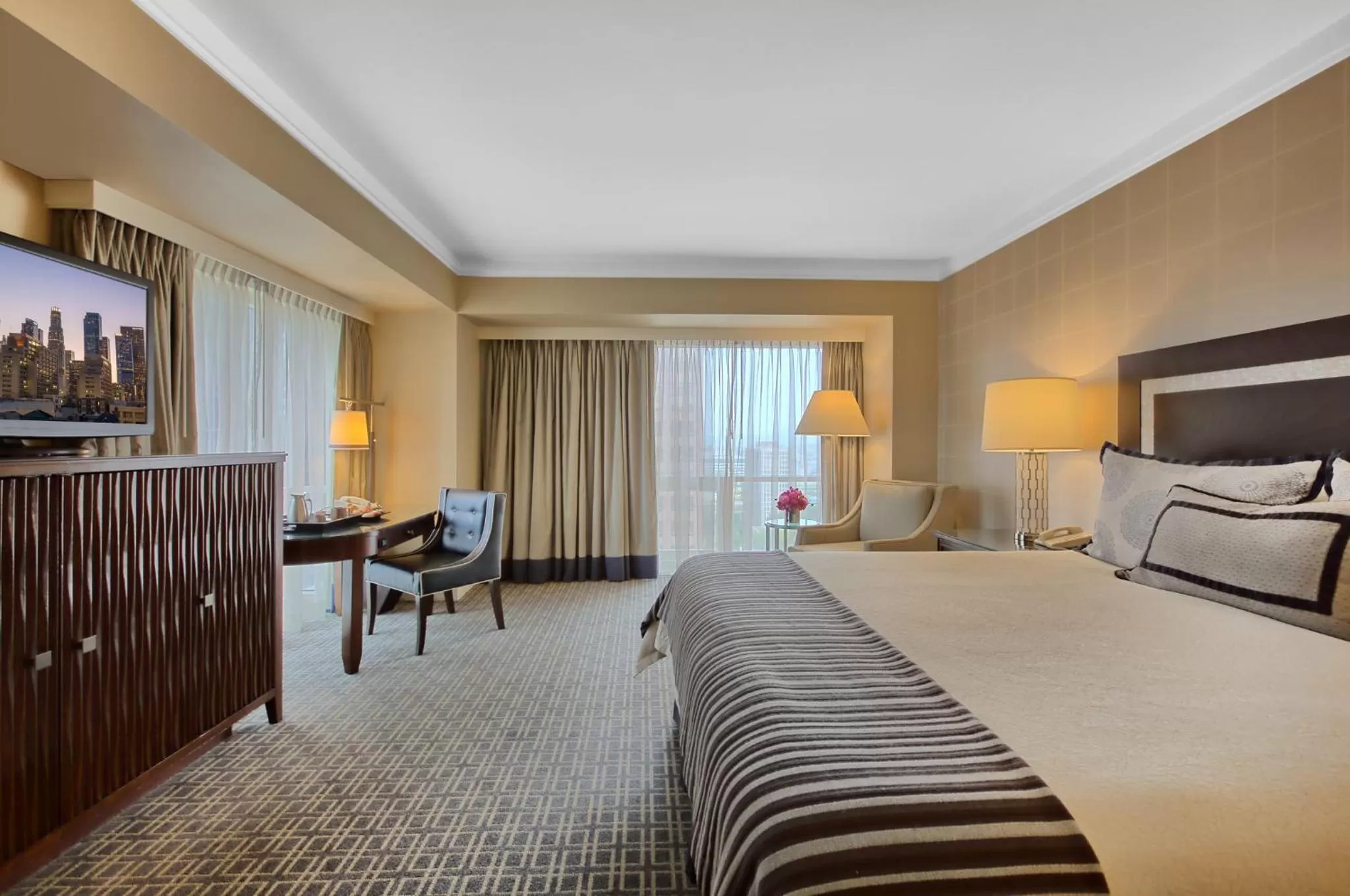 Photo of the whole room, Bed in Omni Los Angeles Hotel