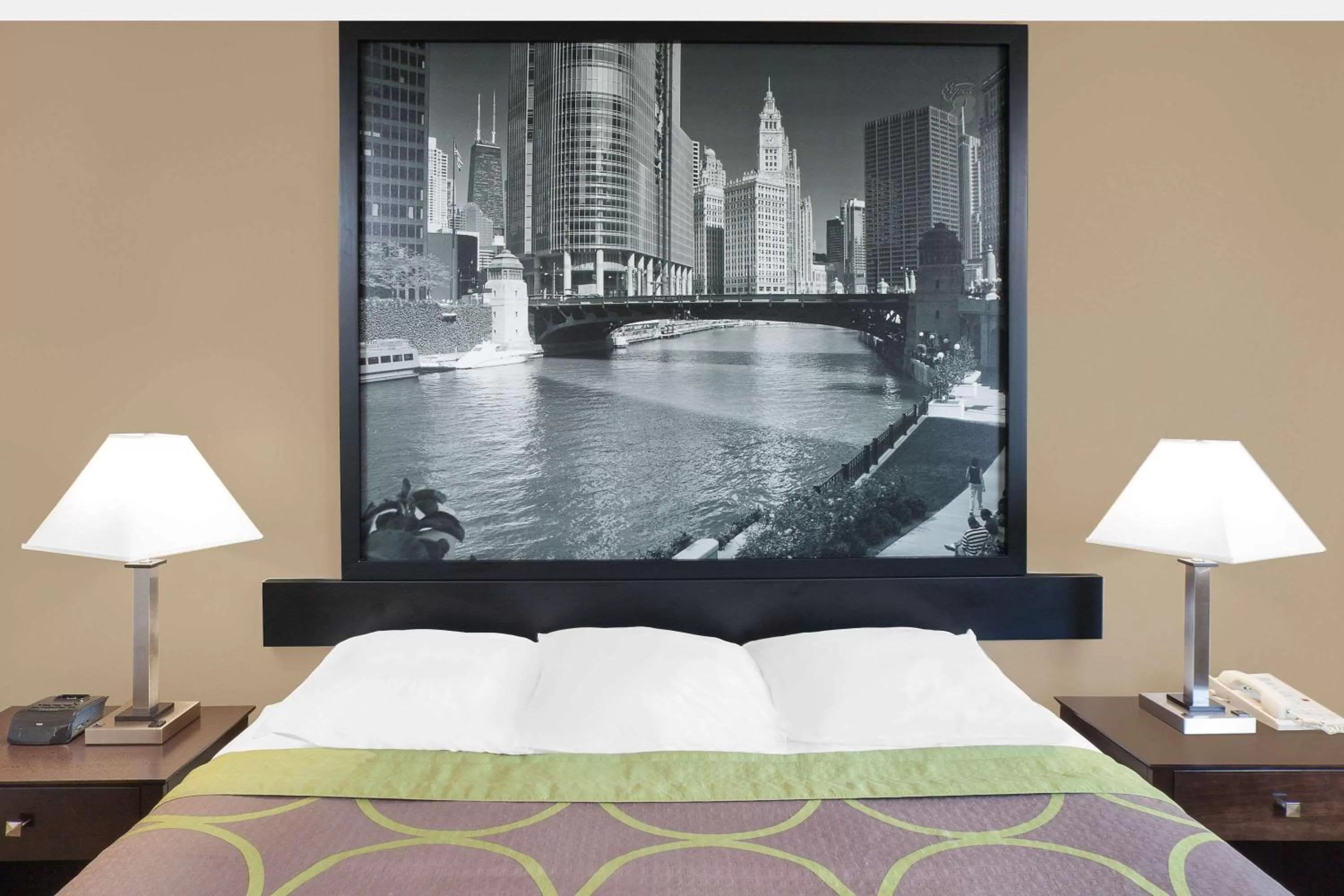 Photo of the whole room, Bed in Super 8 by Wyndham Morton Grove/Chicago