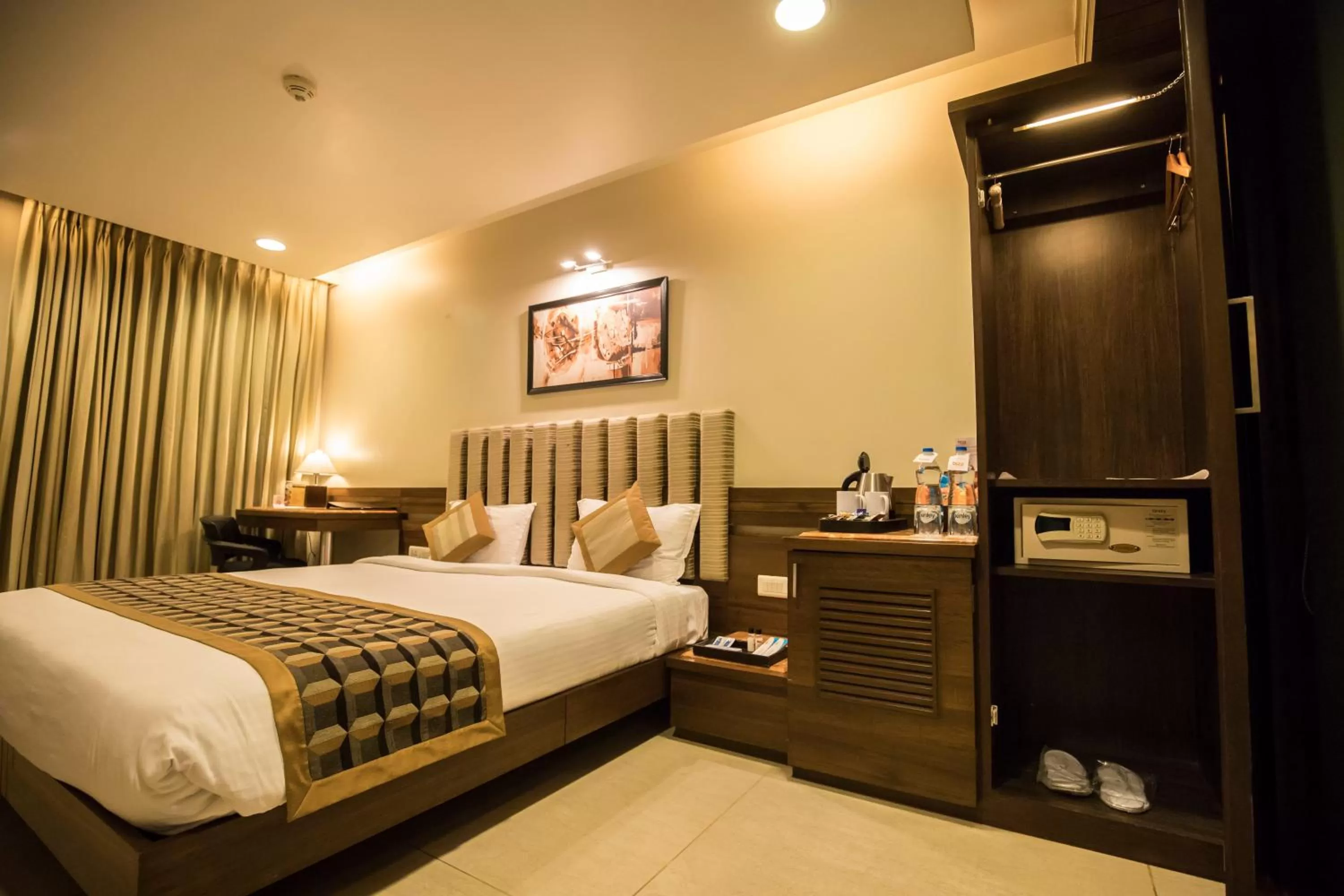 locker, Bed in Bizz The Hotel