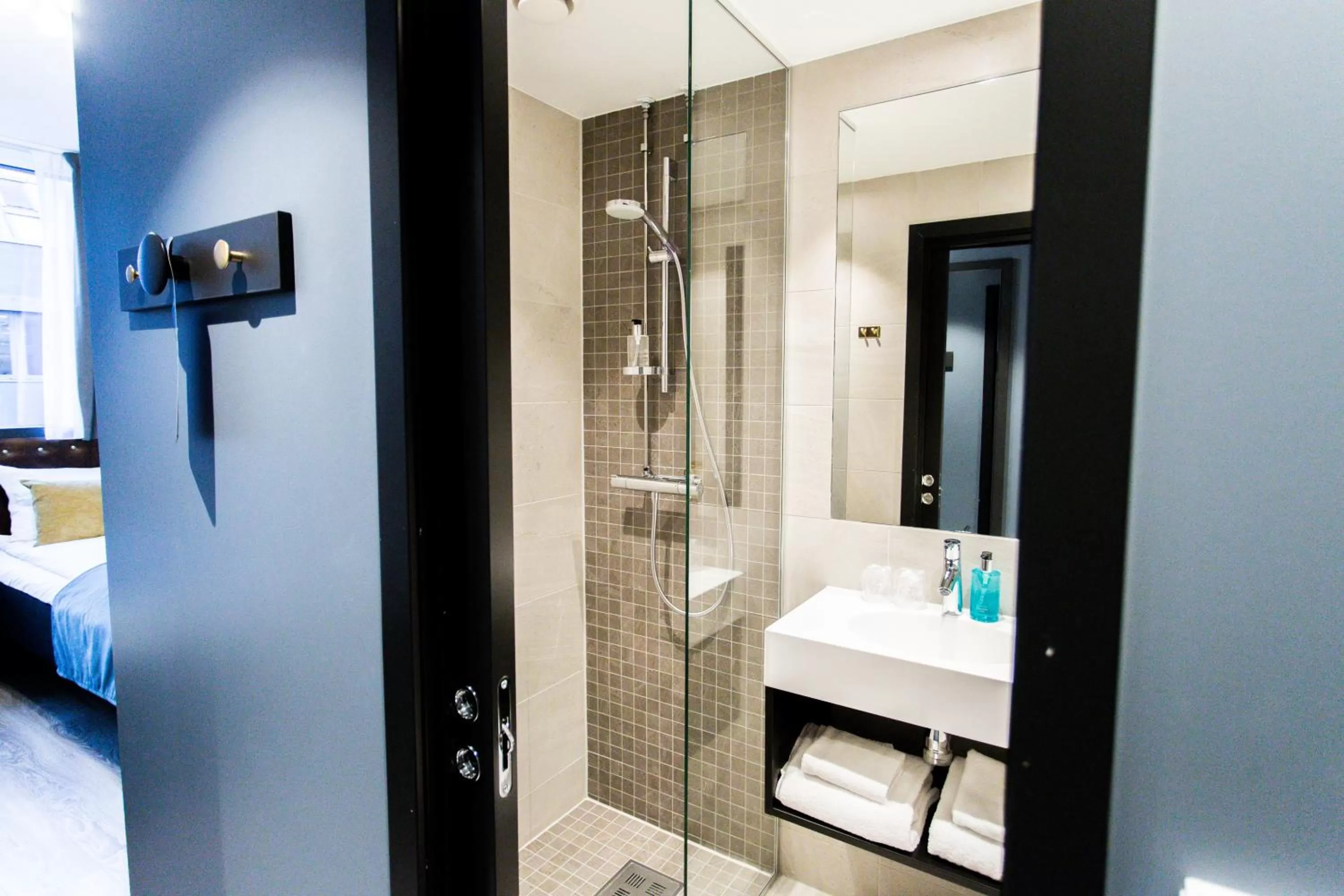 Bathroom, Bed in The Verdandi Hotel