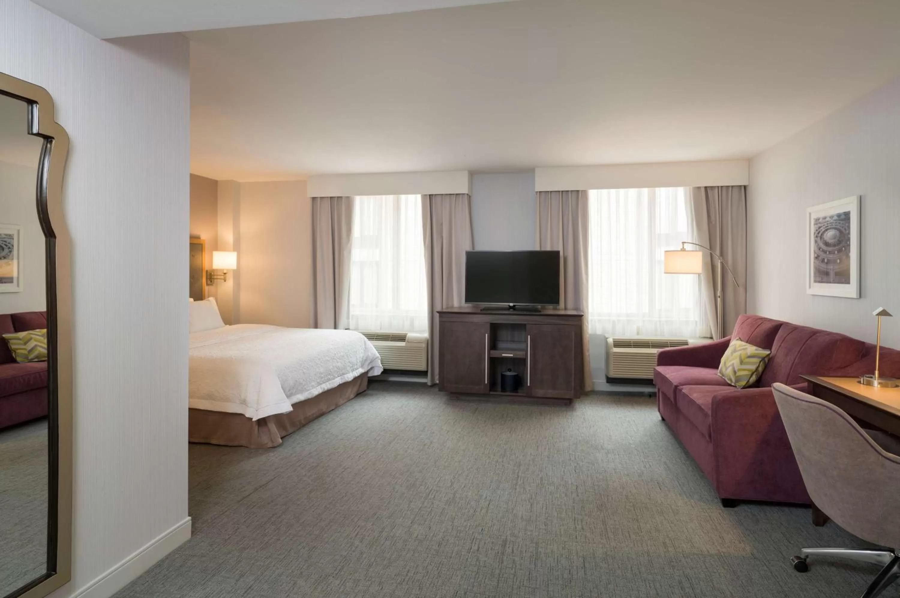 Living room, Bed in Hampton Inn Manhattan - Times Square South