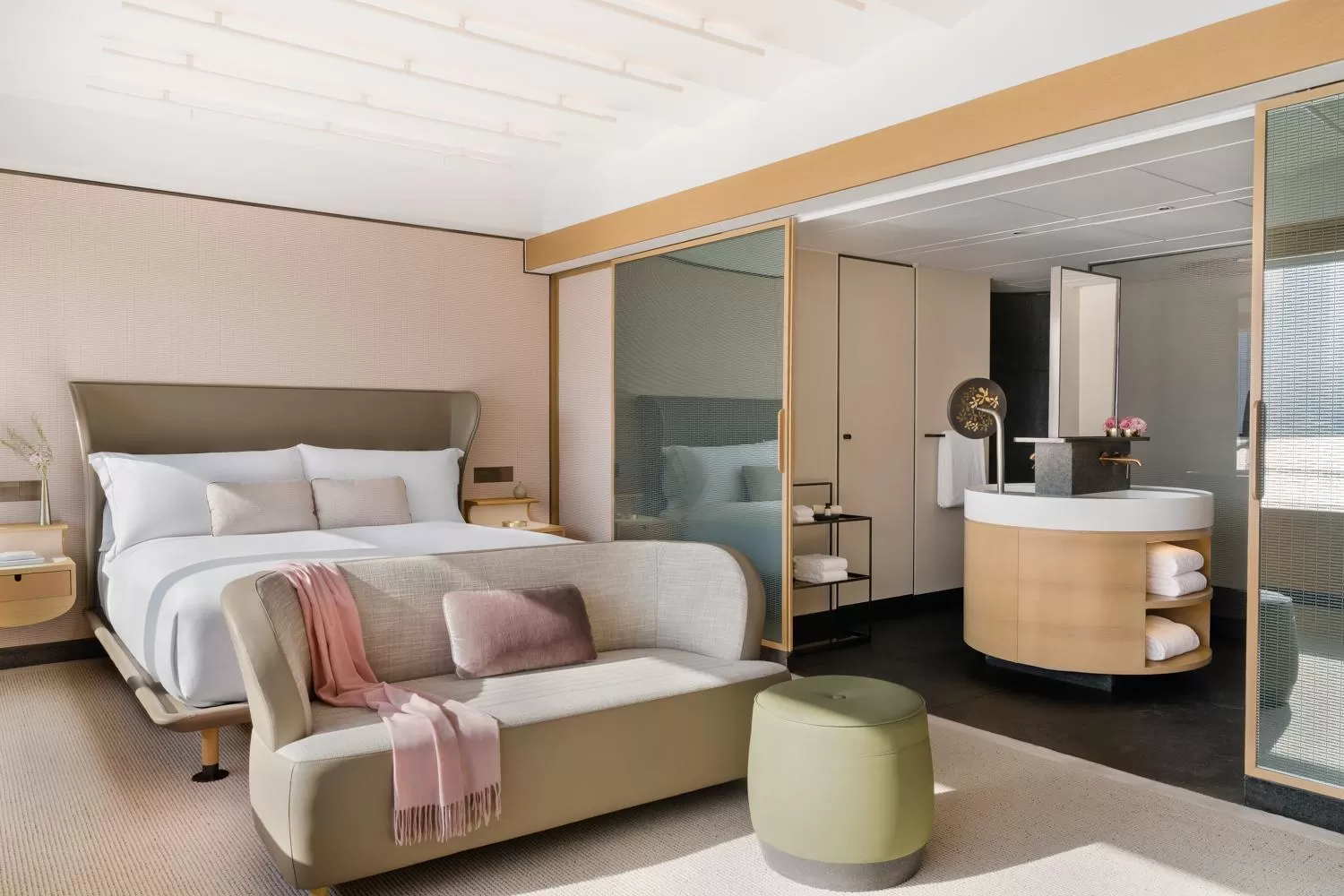 Photo of the whole room, Bed in Regent Hong Kong