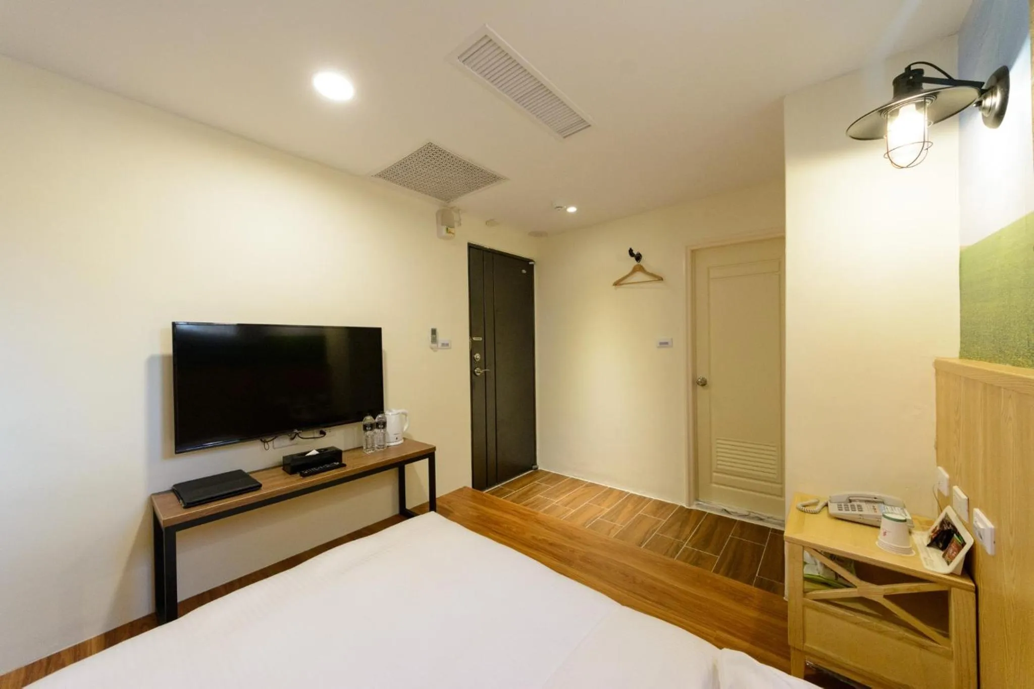 Photo of the whole room, TV/Entertainment Center in Jack House Hotel