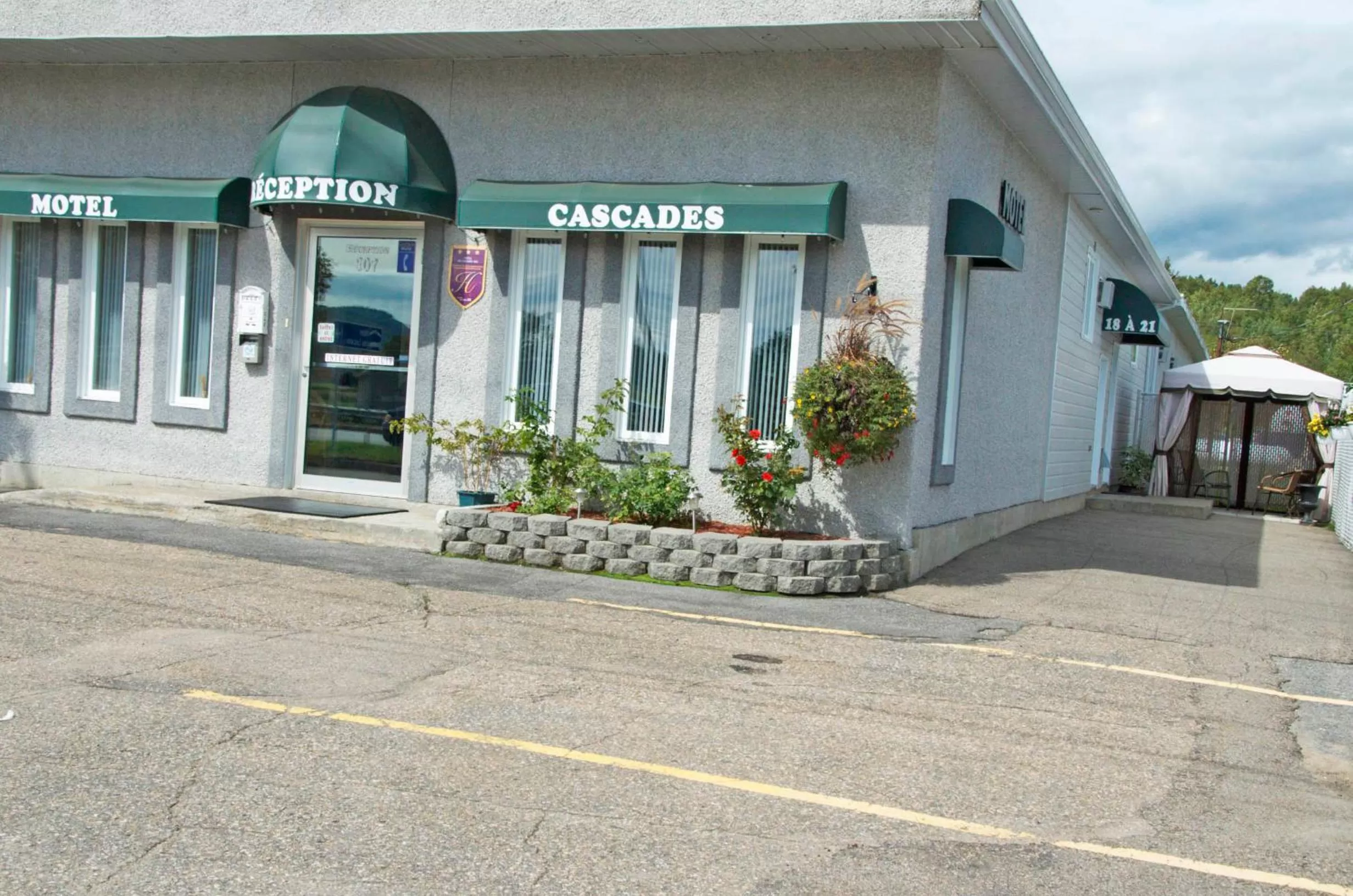 Facade/entrance in Motel Des Cascades