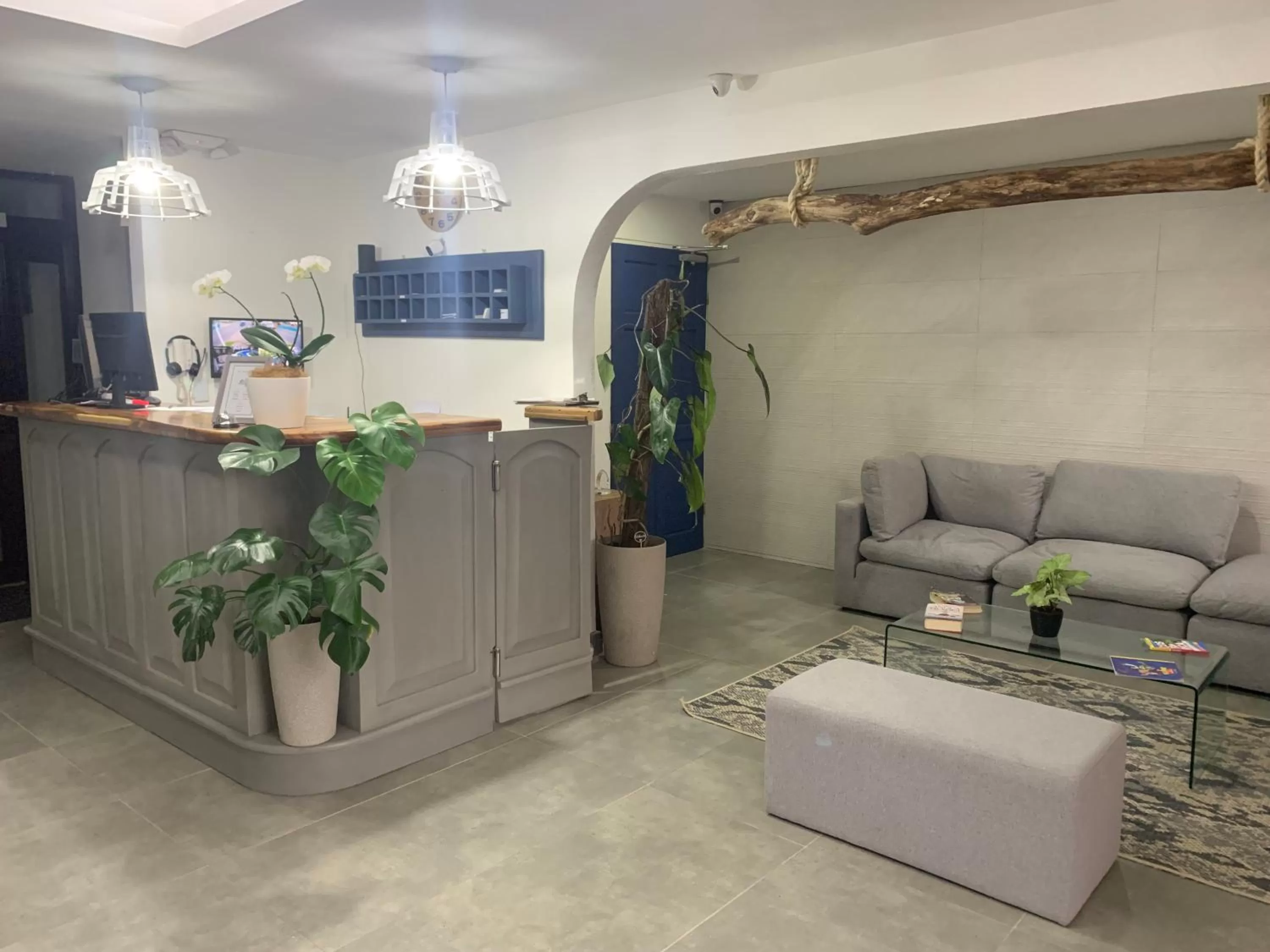 Communal lounge/ TV room in Berlor Airport Inn