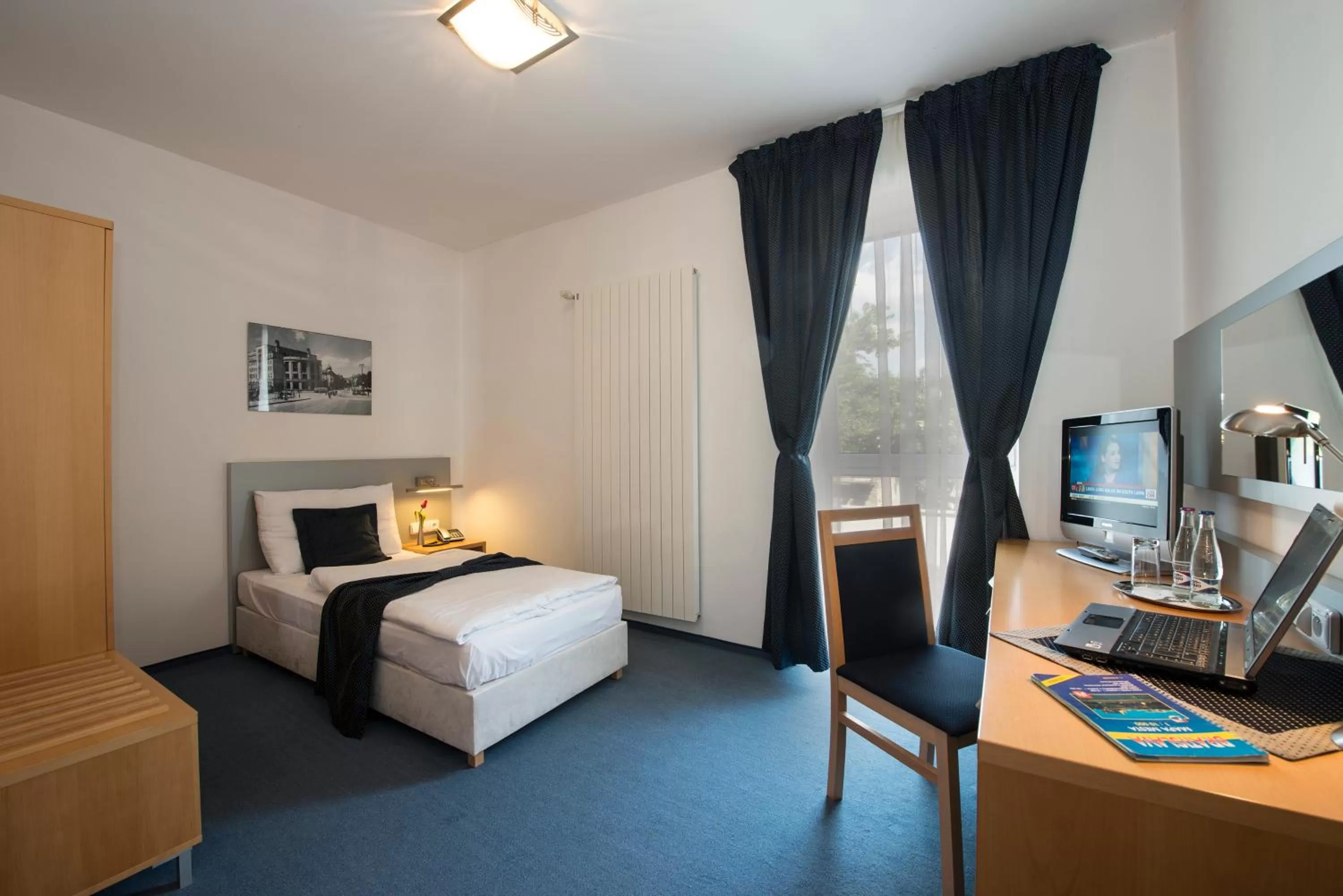 Photo of the whole room, Bed in Felicity Garni Hotel