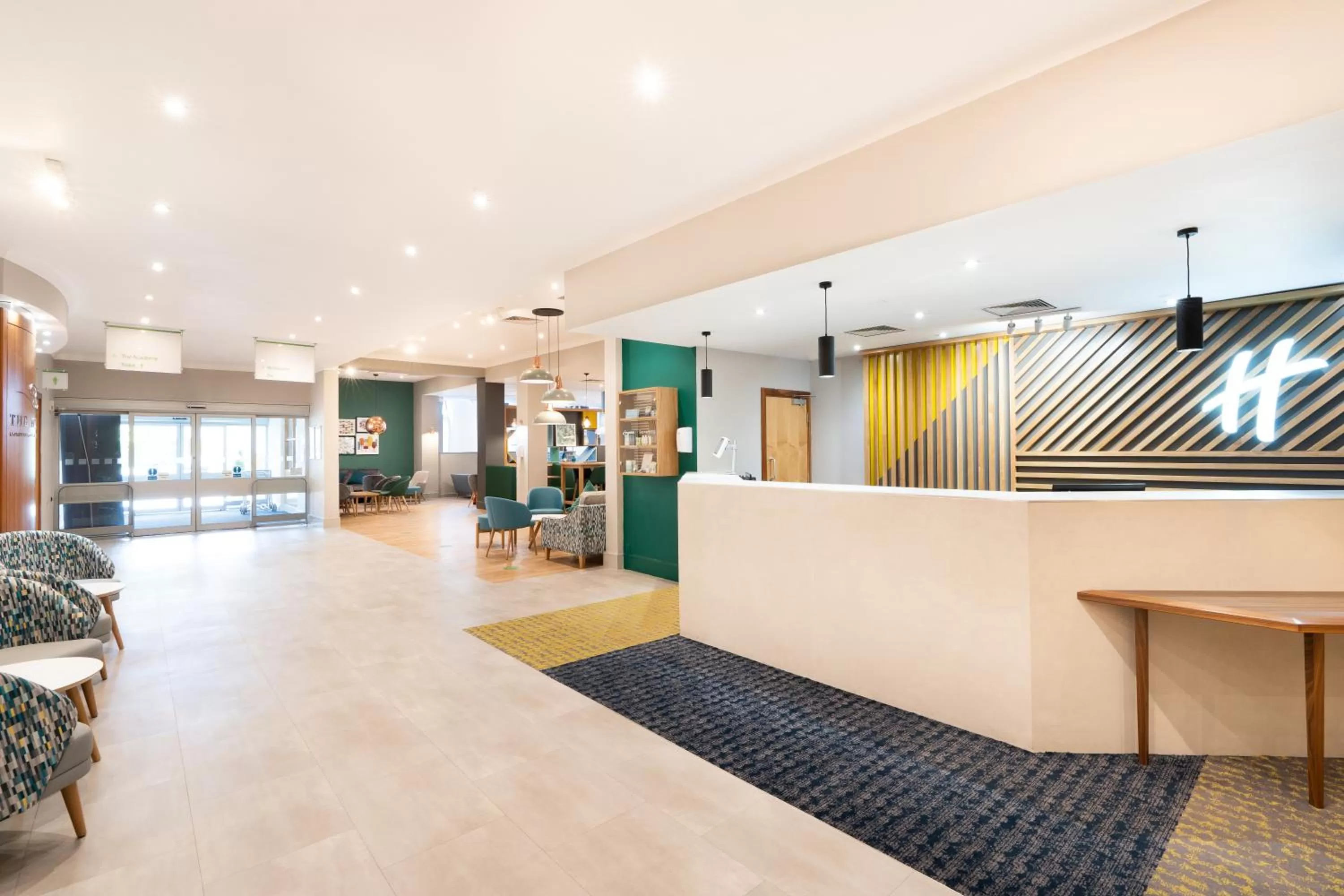 Lobby or reception in Holiday Inn Gloucester - Cheltenham by IHG