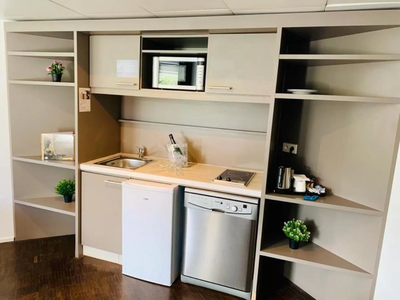 Kitchen or kitchenette in Standing Hotel Suites by Actisource