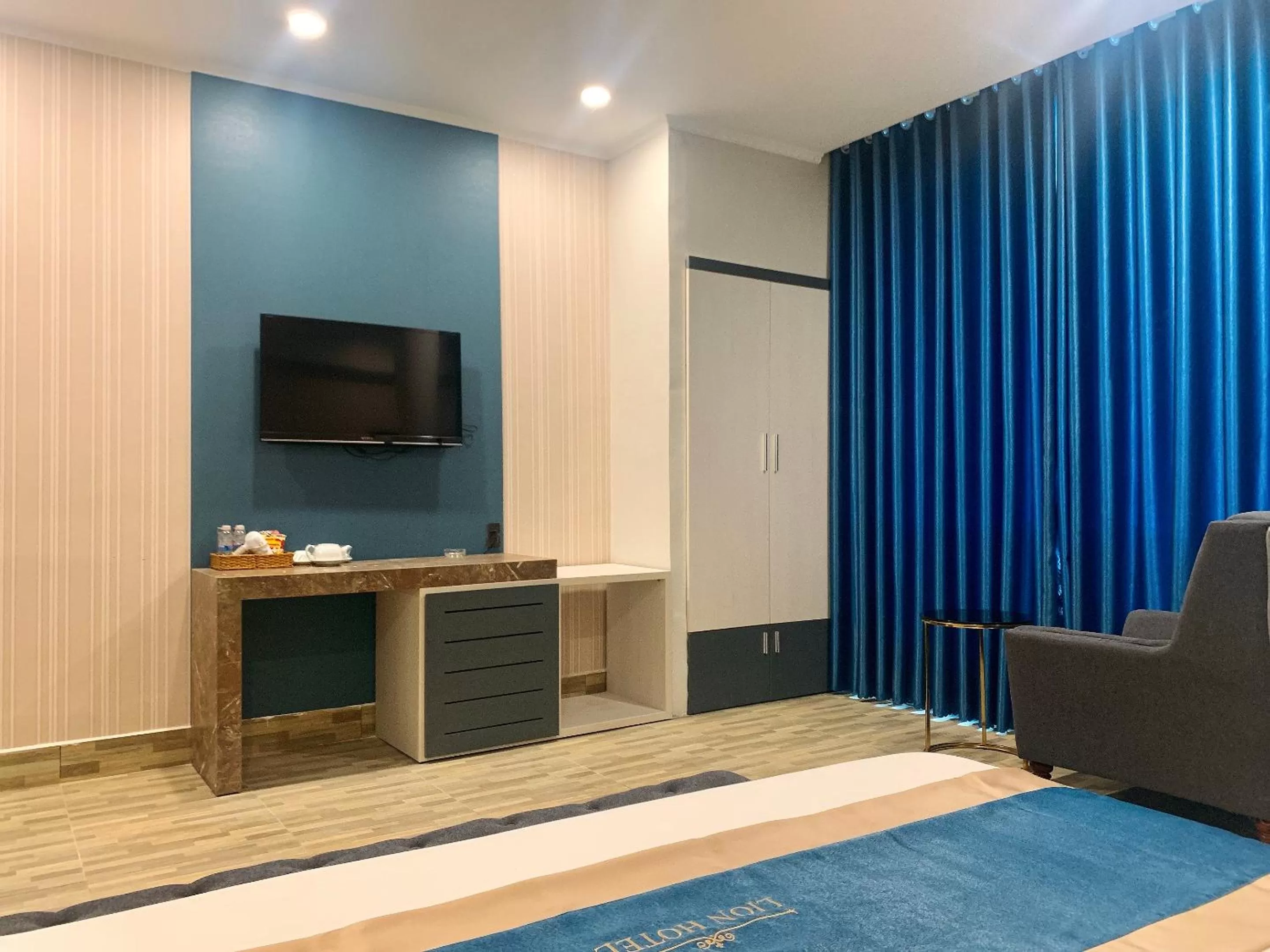 Communal lounge/ TV room, TV/Entertainment Center in LION HOTEL