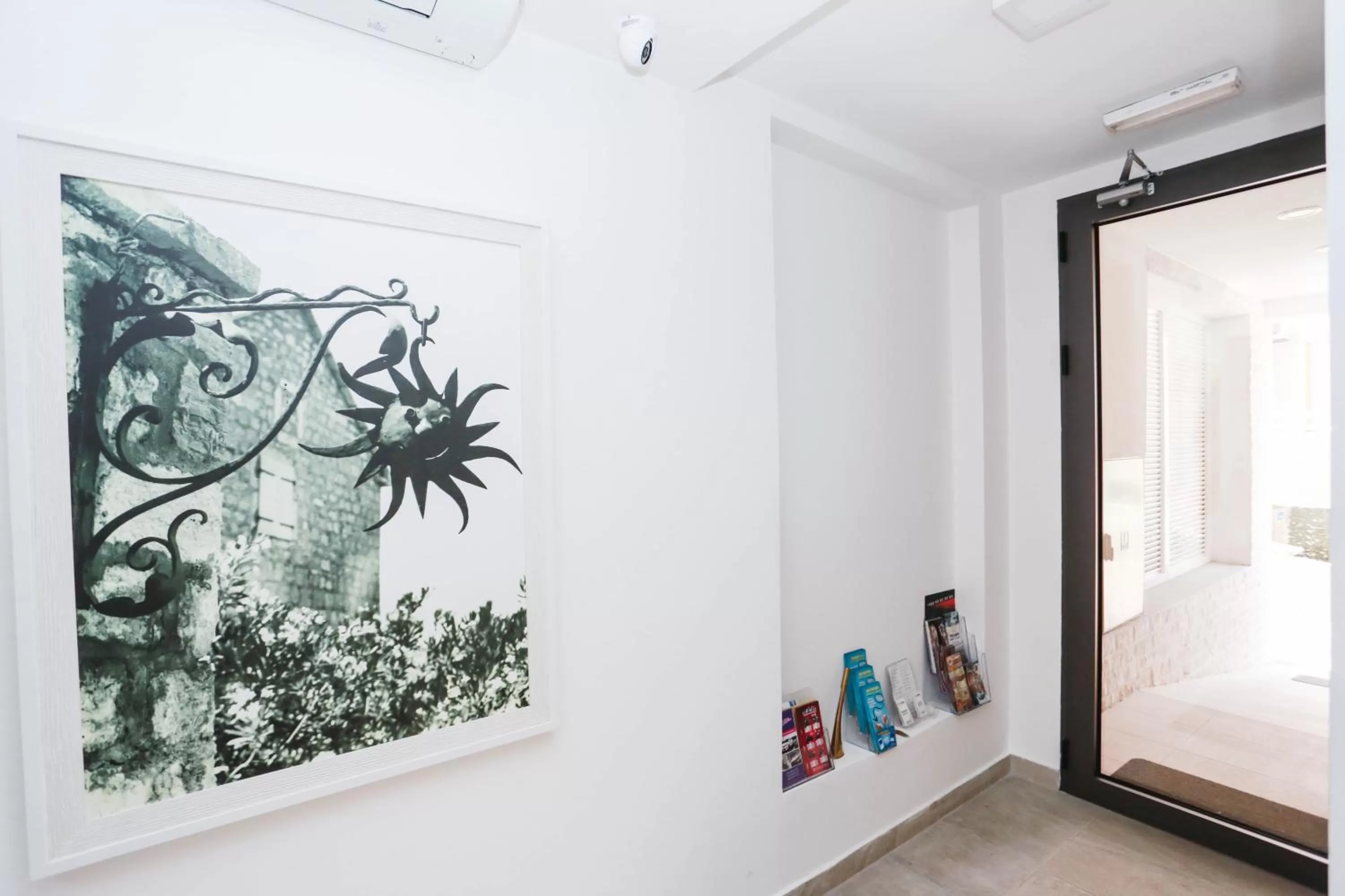 Facade/entrance, Bed in Arka