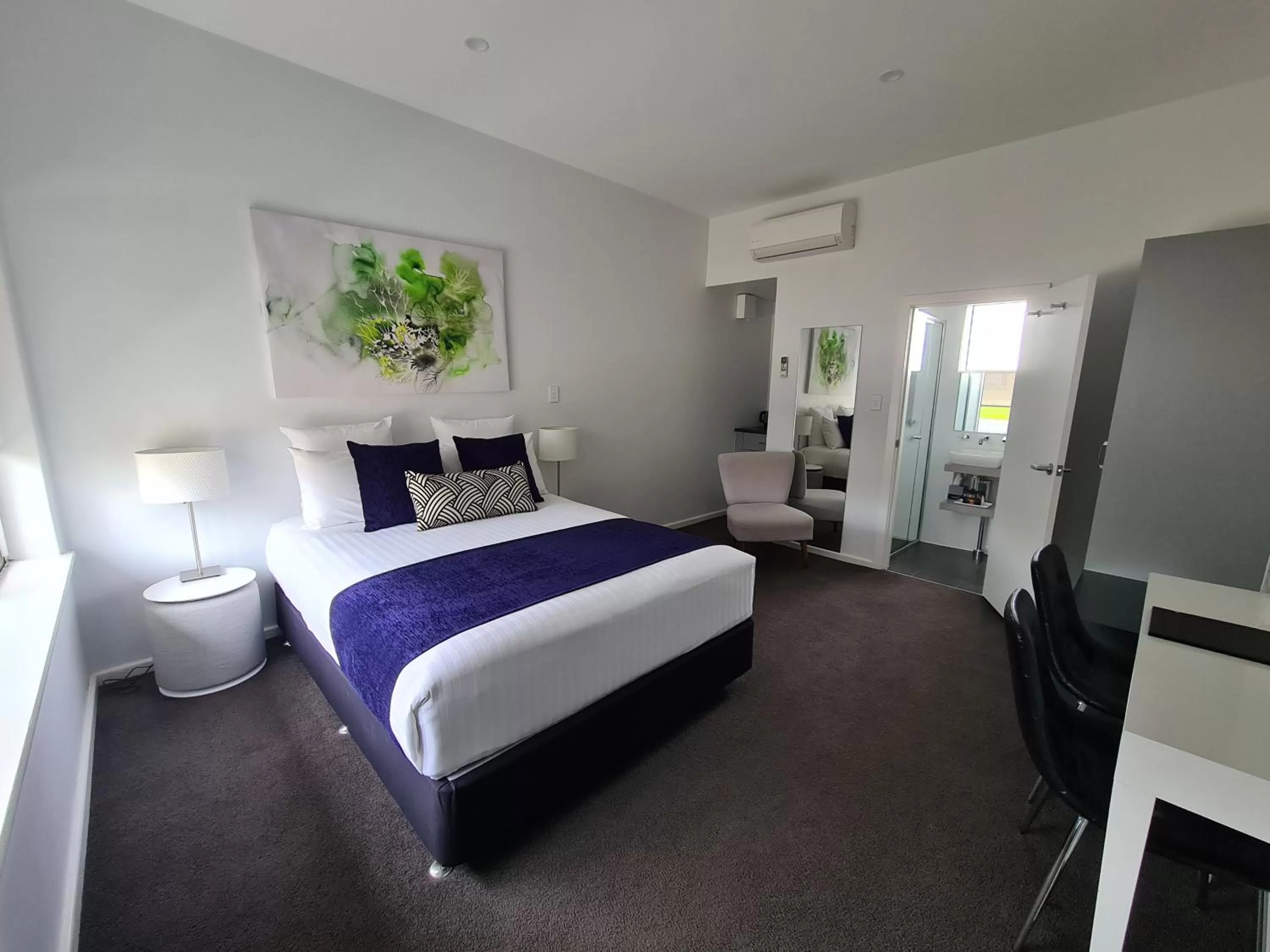 Bed in The Avenue Inn