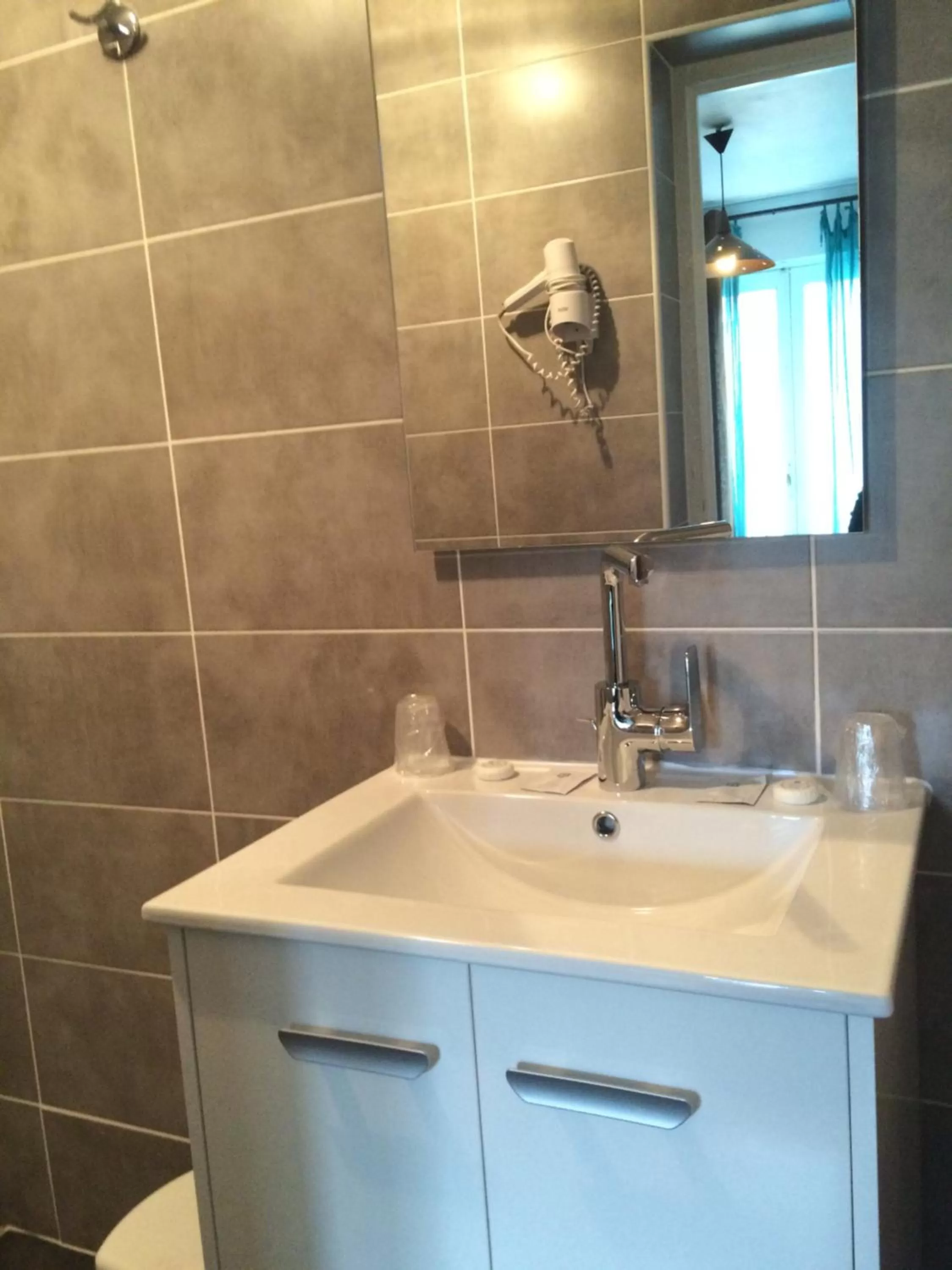 Shower in Hôtel Restaurant Le Provençal