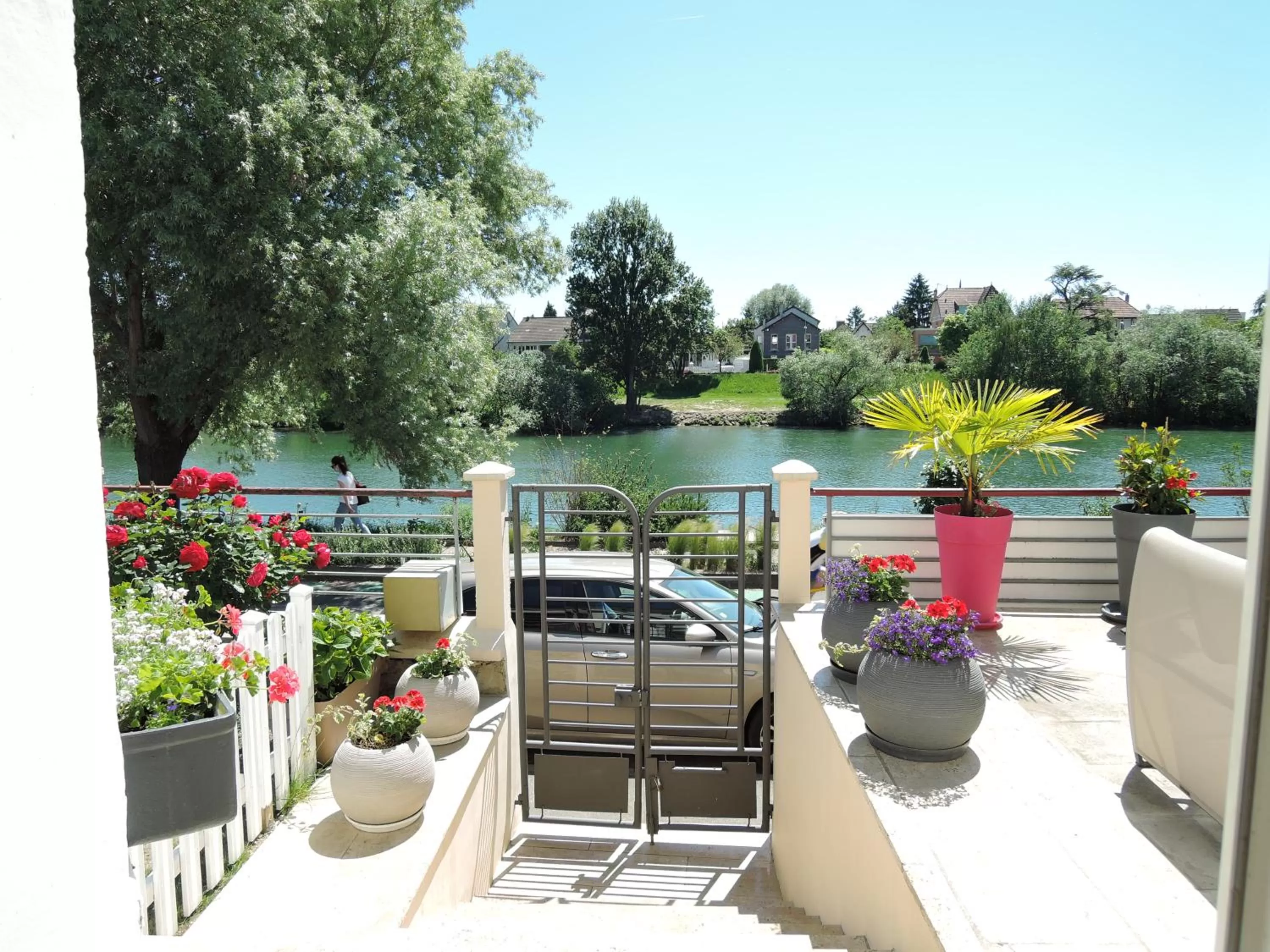 River view in LES PINGOUINS DE LA MARNE