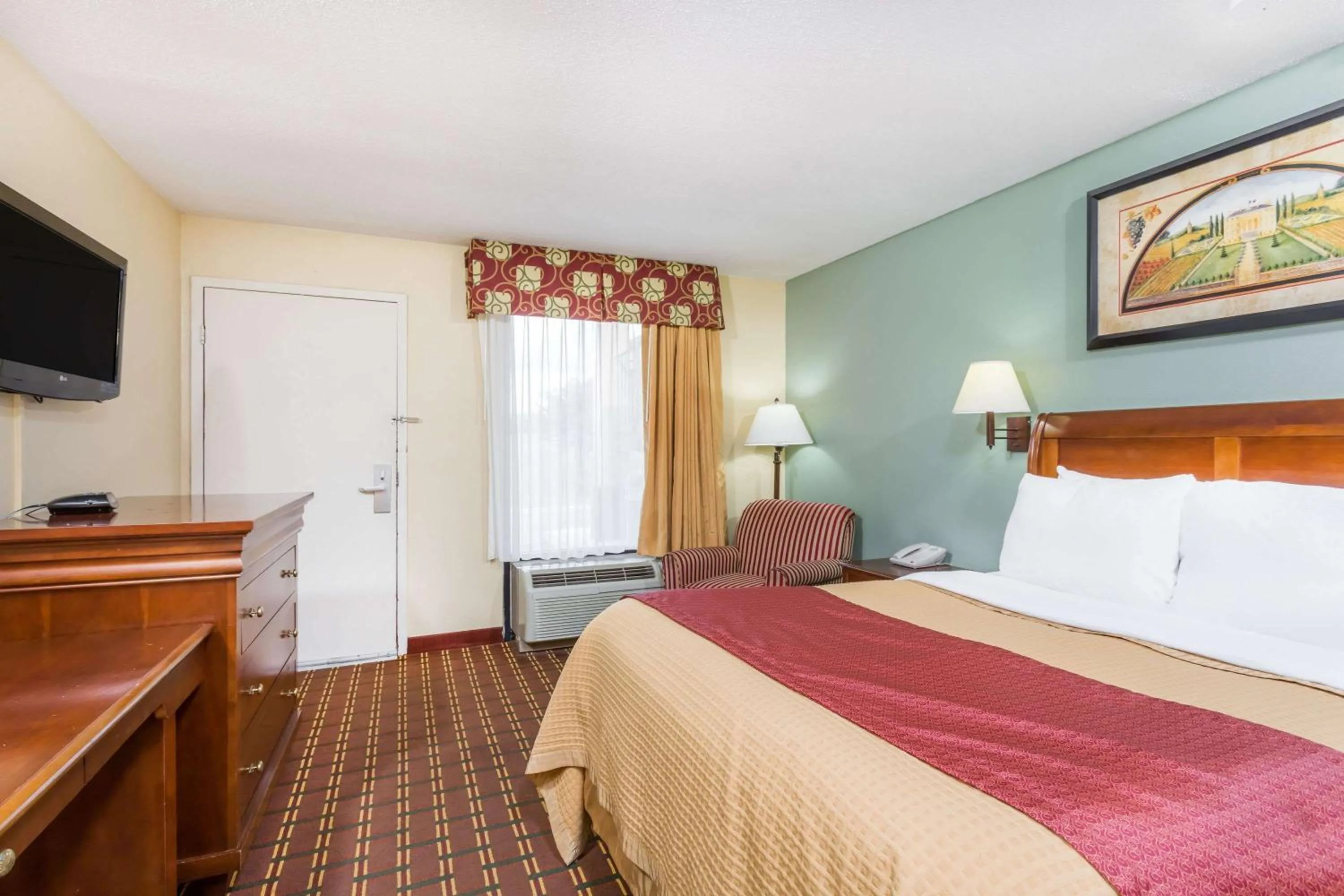 Photo of the whole room, Bed in Days Inn by Wyndham Orangeburg